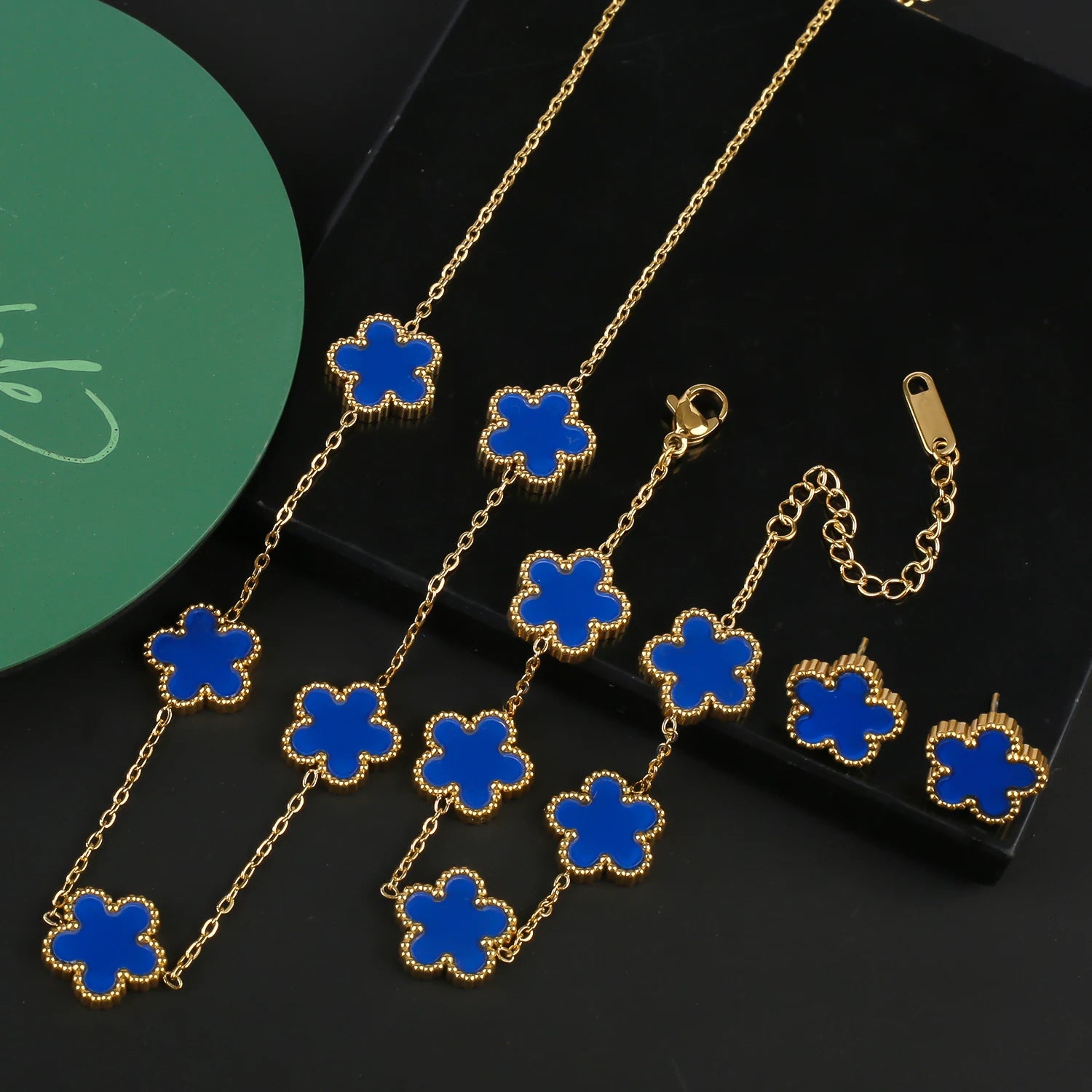 Van Cleef & Arpels طقم مجوهرات بنقوش زهور خماسية الأوراق