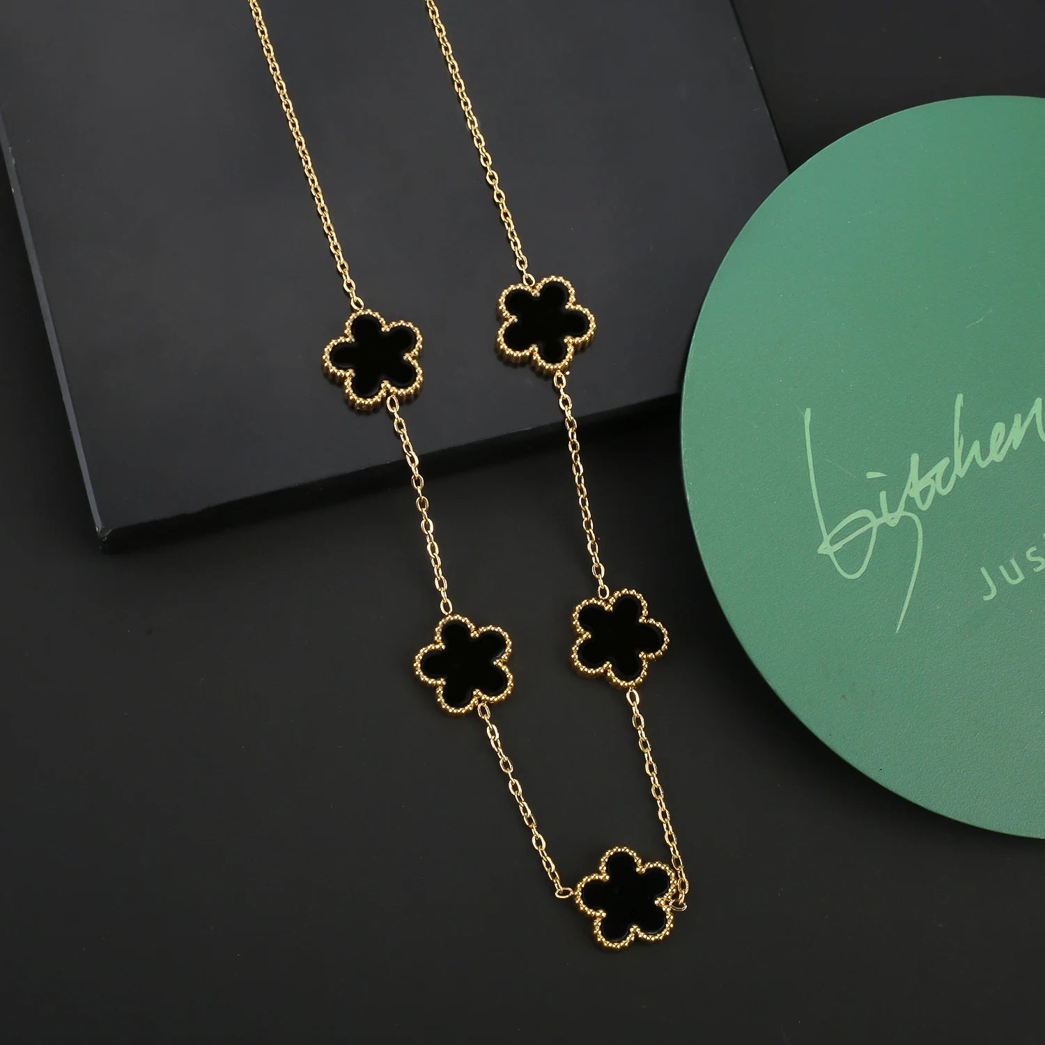Van Cleef & Arpels قلادة بخمس زهور بتصميم الوردة