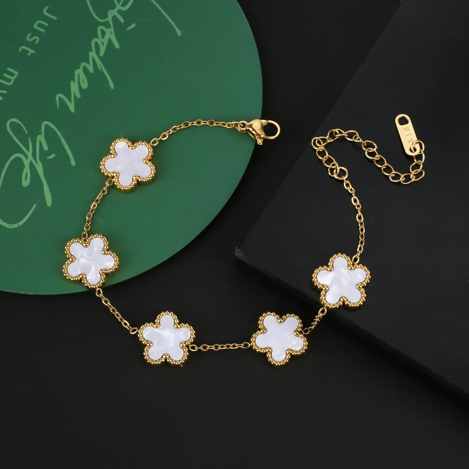 سوار Van Cleef & Arpels بتصميم زهرة خماسية الأوراق