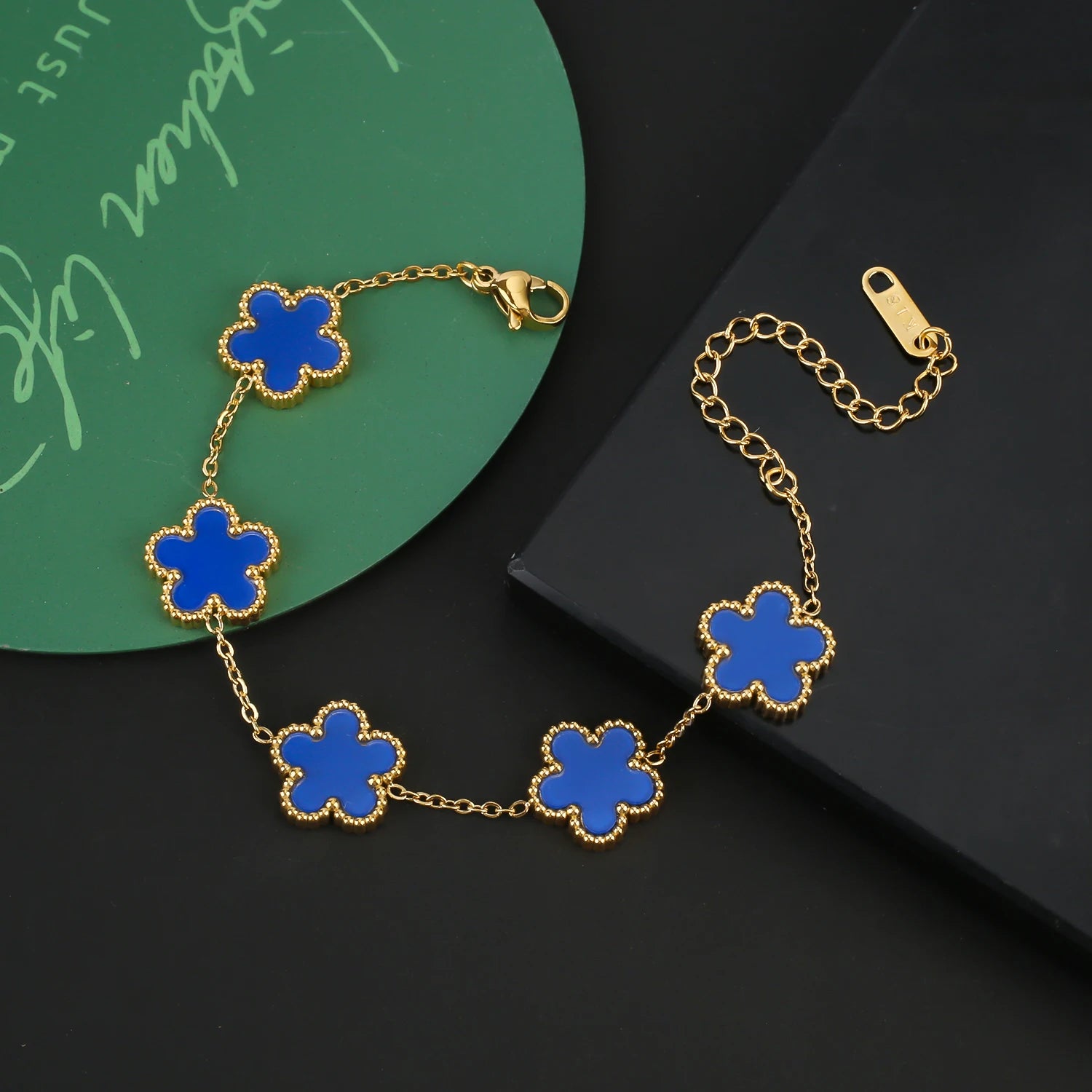 سوار Van Cleef & Arpels بتصميم زهرة خماسية الأوراق