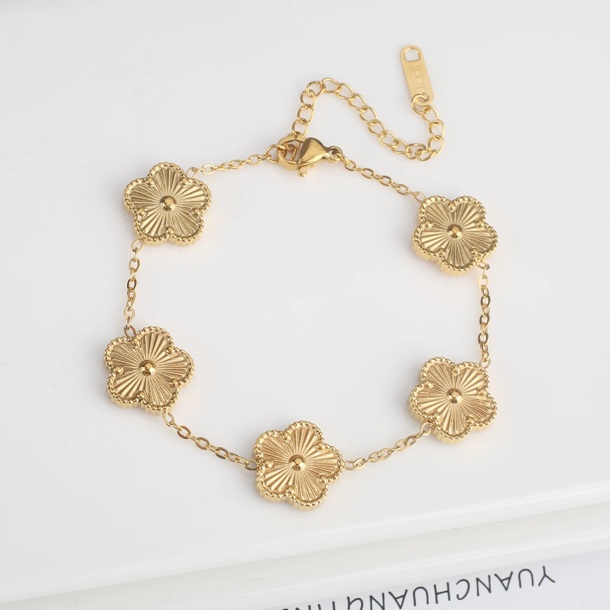 سوار Van Cleef & Arpels بتصميم زهرة خماسية الأوراق