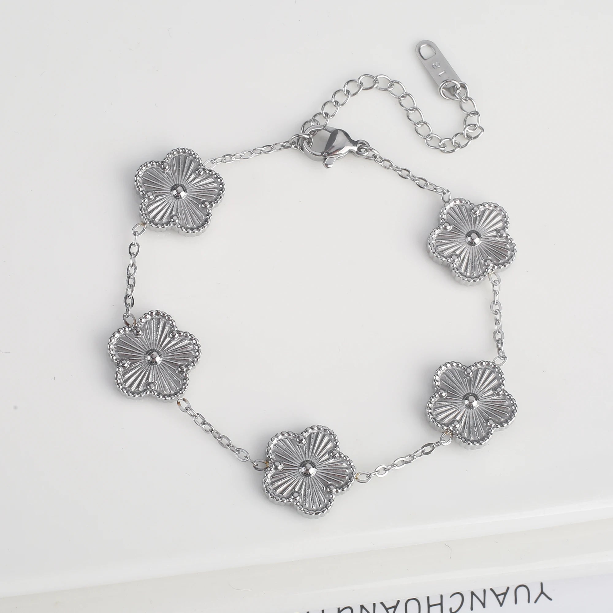 سوار Van Cleef & Arpels بتصميم زهرة خماسية الأوراق