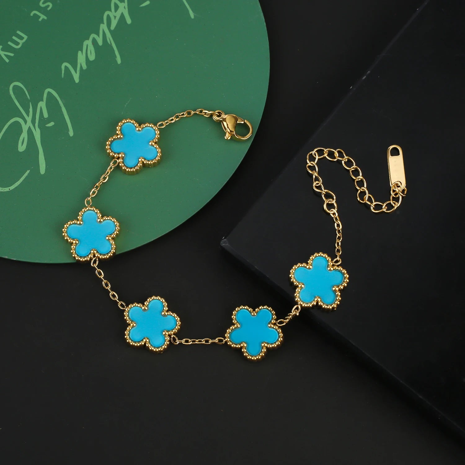 سوار Van Cleef & Arpels بتصميم زهرة خماسية الأوراق