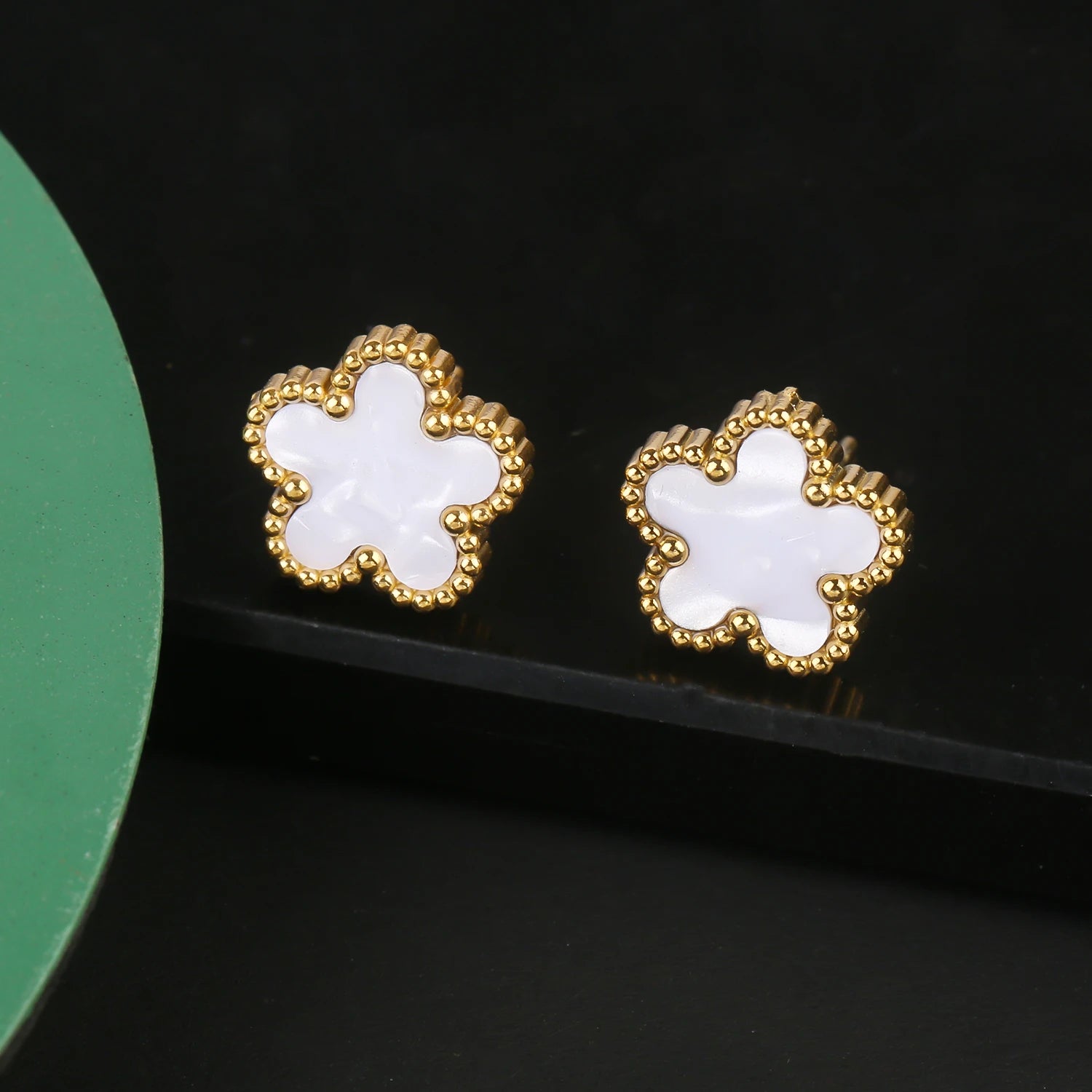 أقراط Van Cleef & Arpels بتصميم زهرة خماسية الأوراق