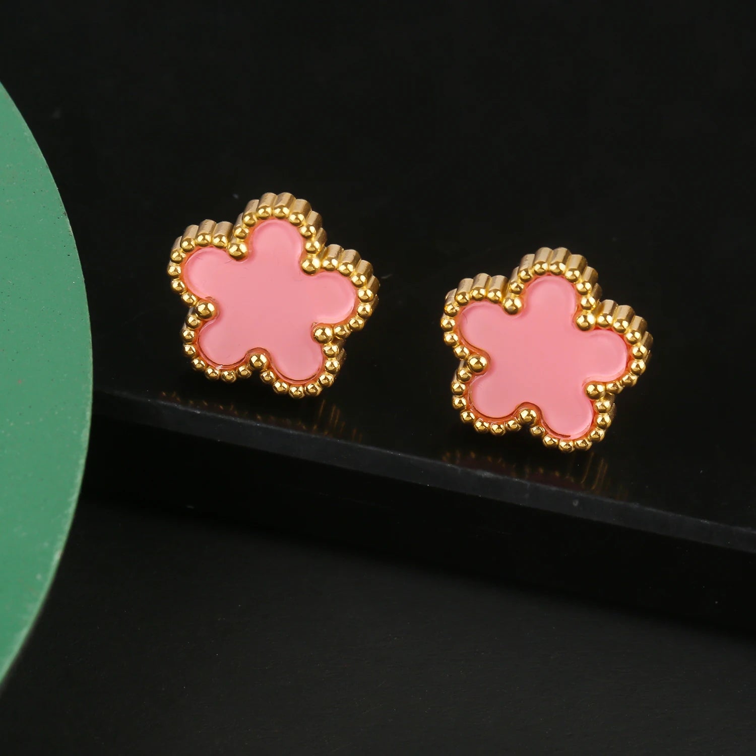 أقراط Van Cleef & Arpels بتصميم زهرة خماسية الأوراق