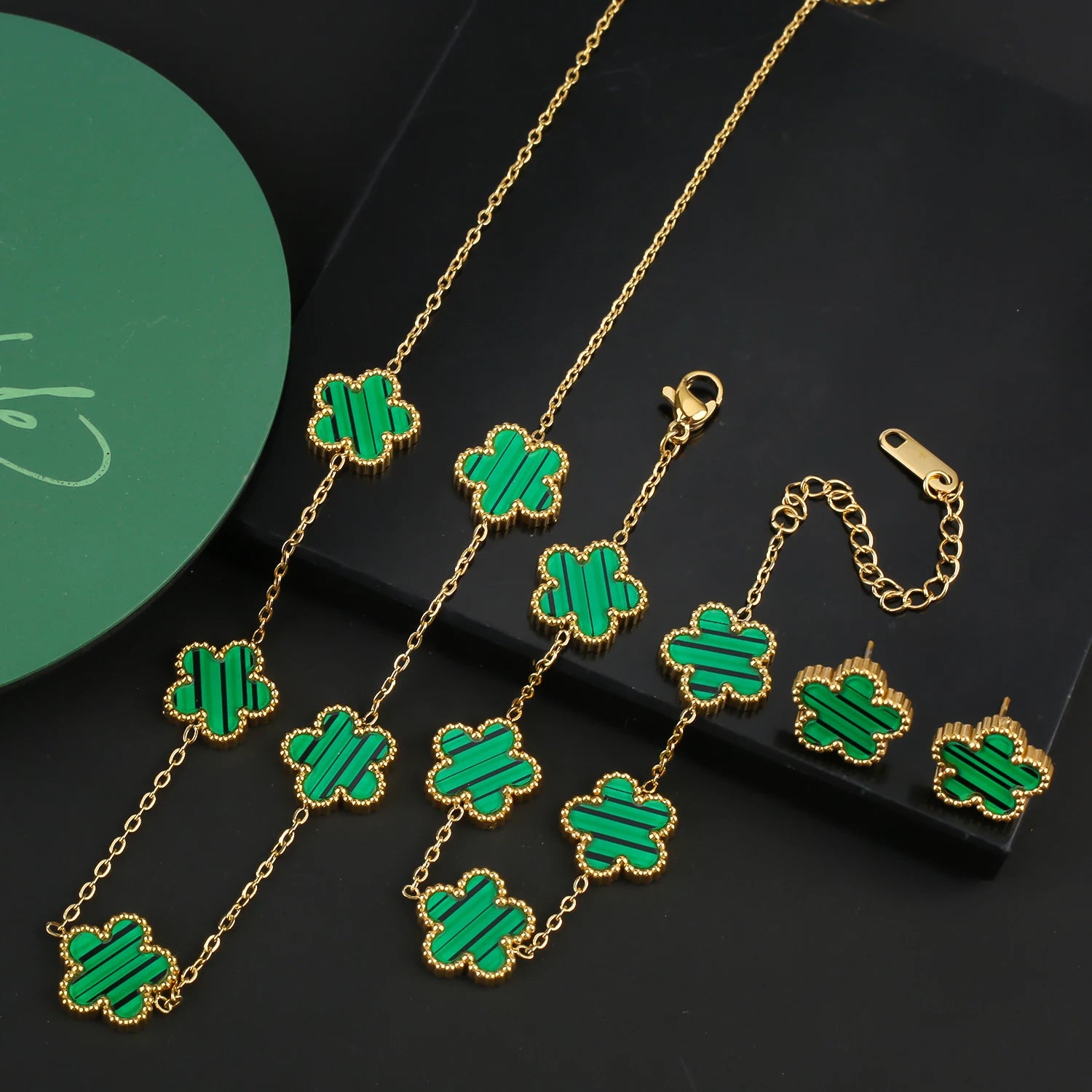 Van Cleef & Arpels طقم مجوهرات بنقوش زهور خماسية الأوراق