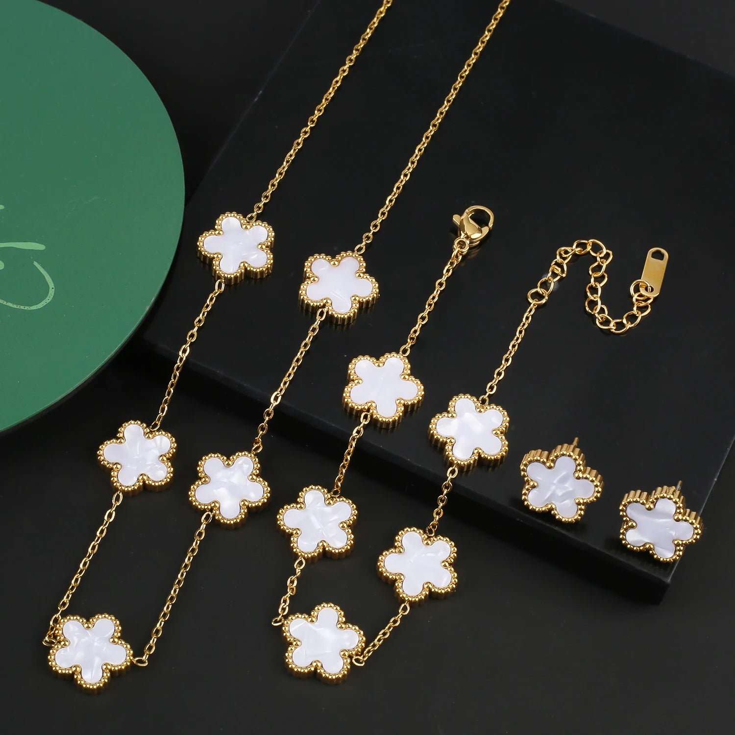 Van Cleef & Arpels طقم مجوهرات بنقوش زهور خماسية الأوراق