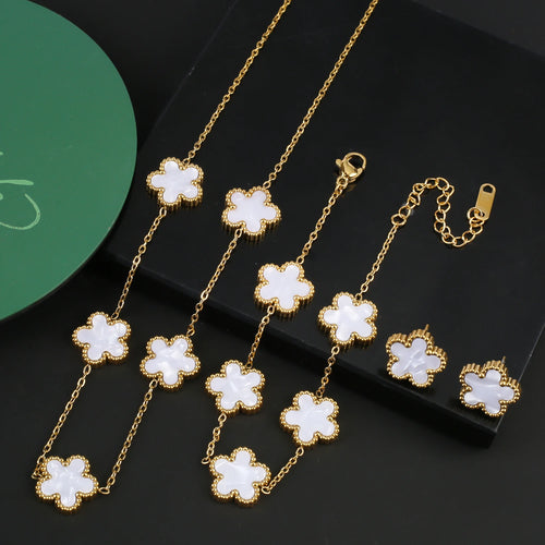 Van Cleef & Arpels طقم مجوهرات بنقوش زهور خماسية الأوراق
