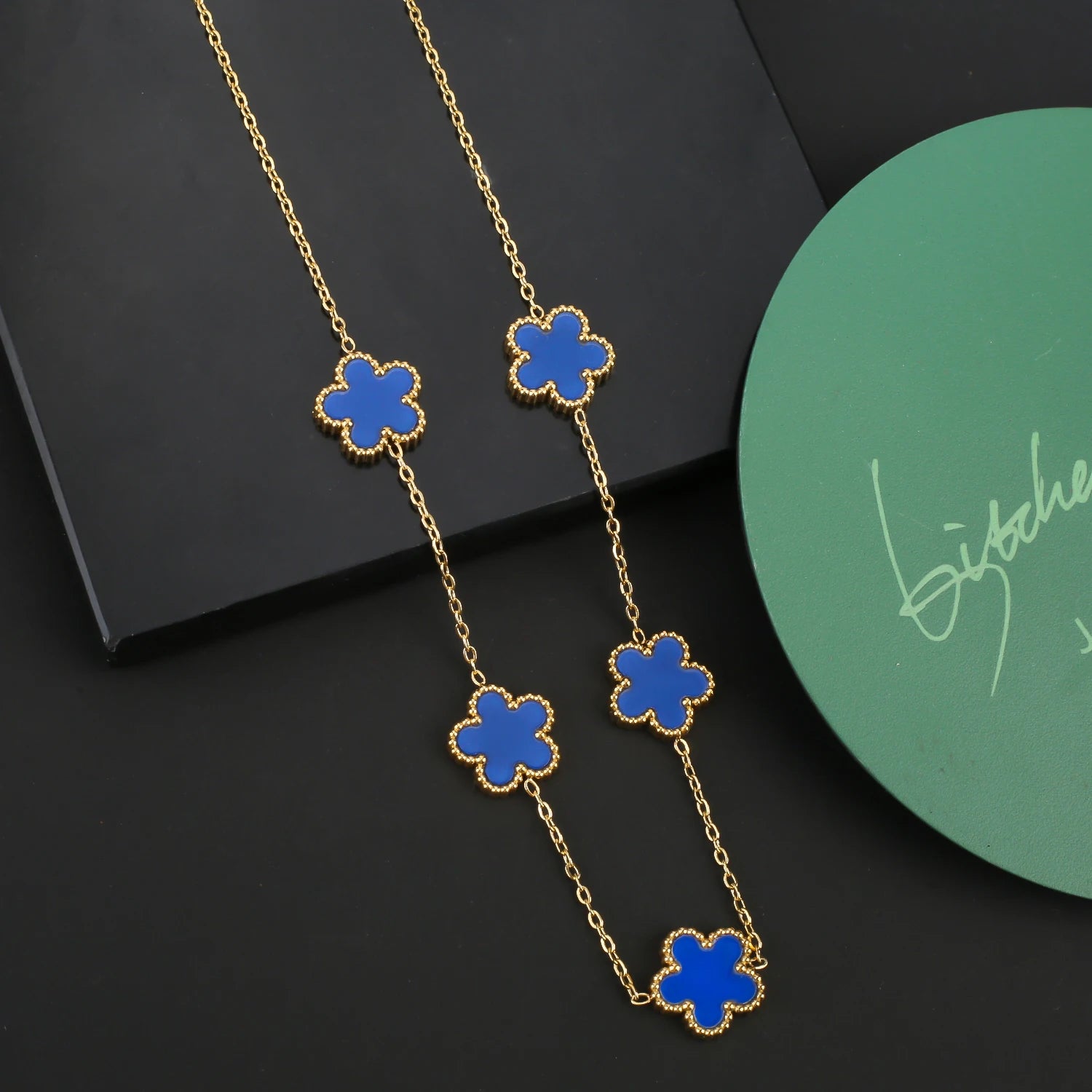 Van Cleef & Arpels قلادة بخمس زهور بتصميم الوردة