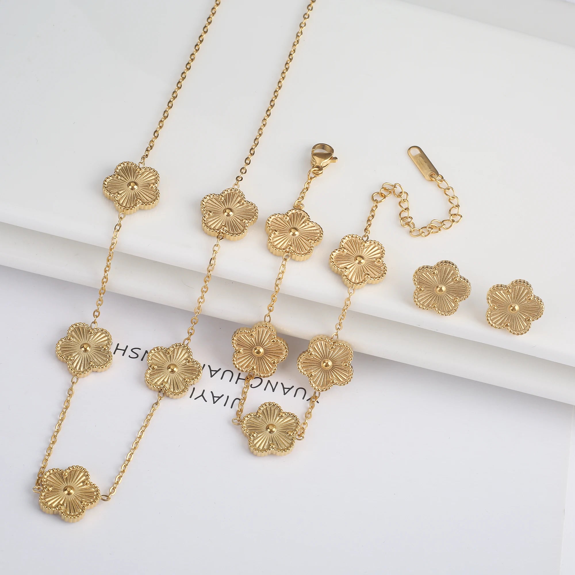 Van Cleef & Arpels طقم مجوهرات بنقوش زهور خماسية الأوراق