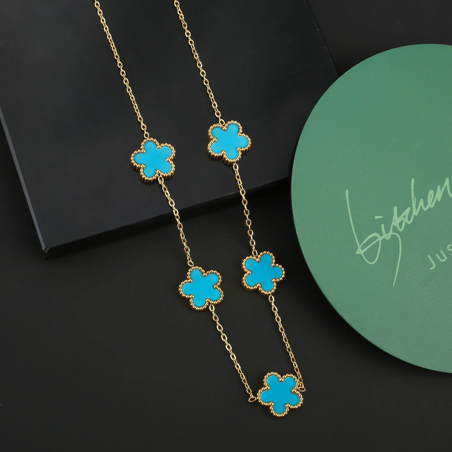 Van Cleef & Arpels قلادة بخمس زهور بتصميم الوردة