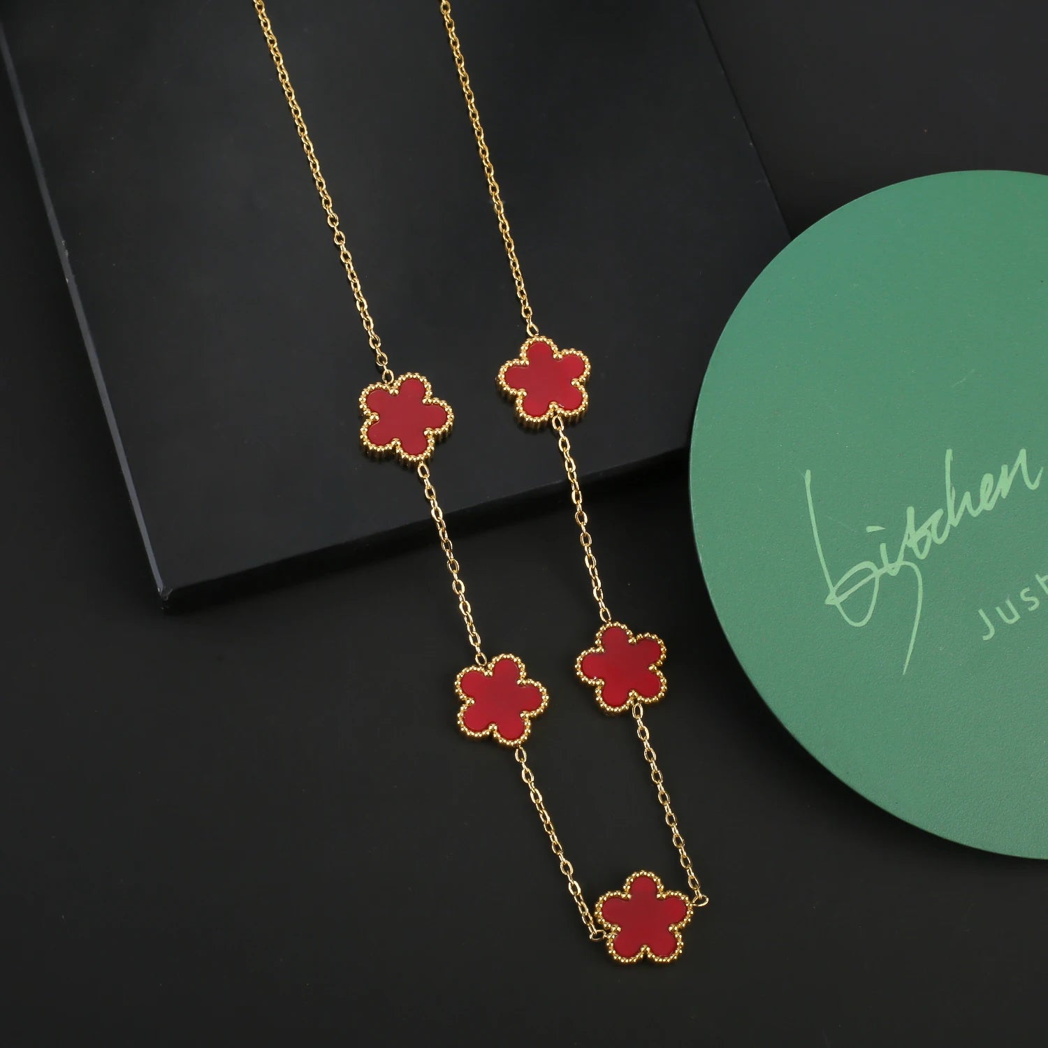 Van Cleef & Arpels قلادة بخمس زهور بتصميم الوردة