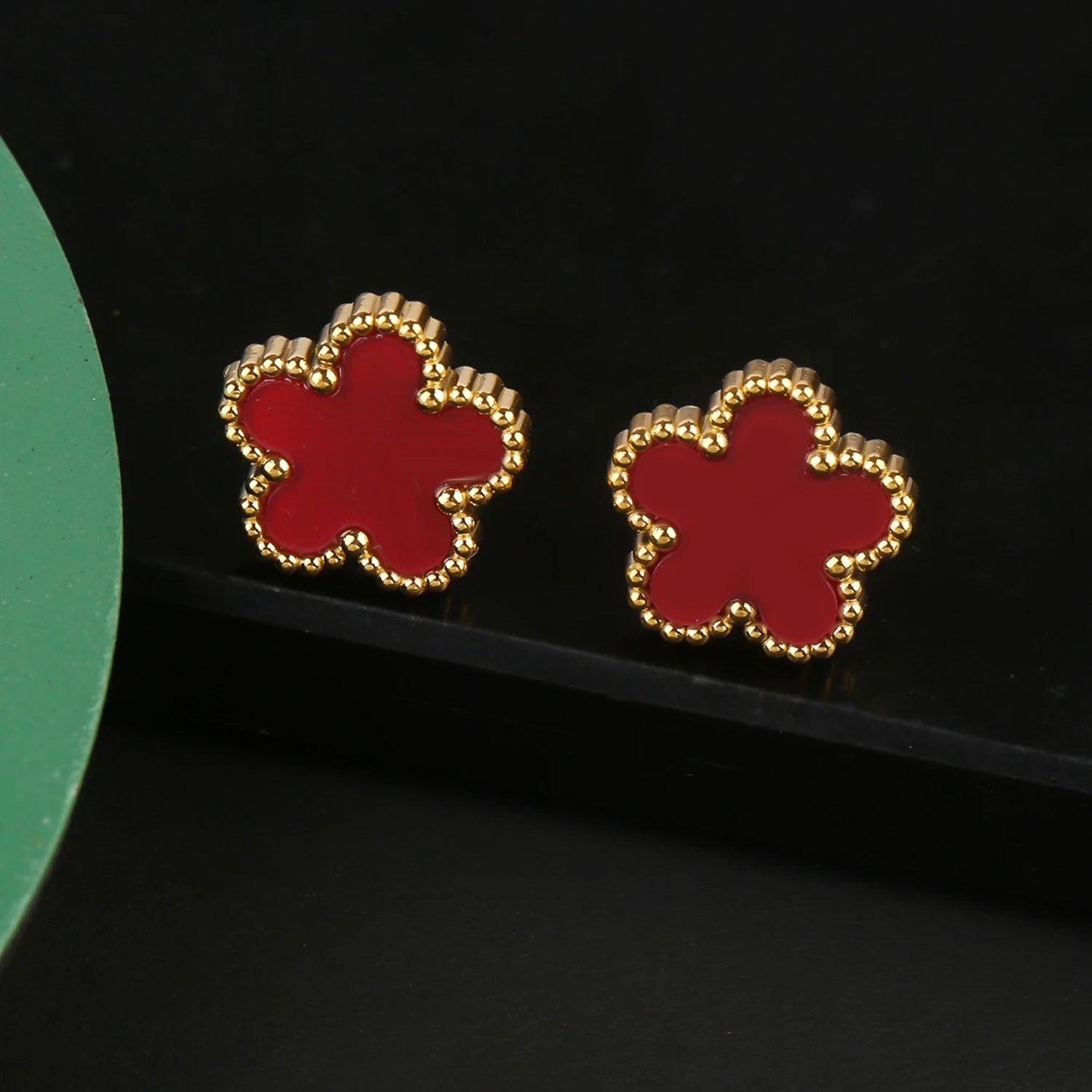 أقراط Van Cleef & Arpels بتصميم زهرة خماسية الأوراق