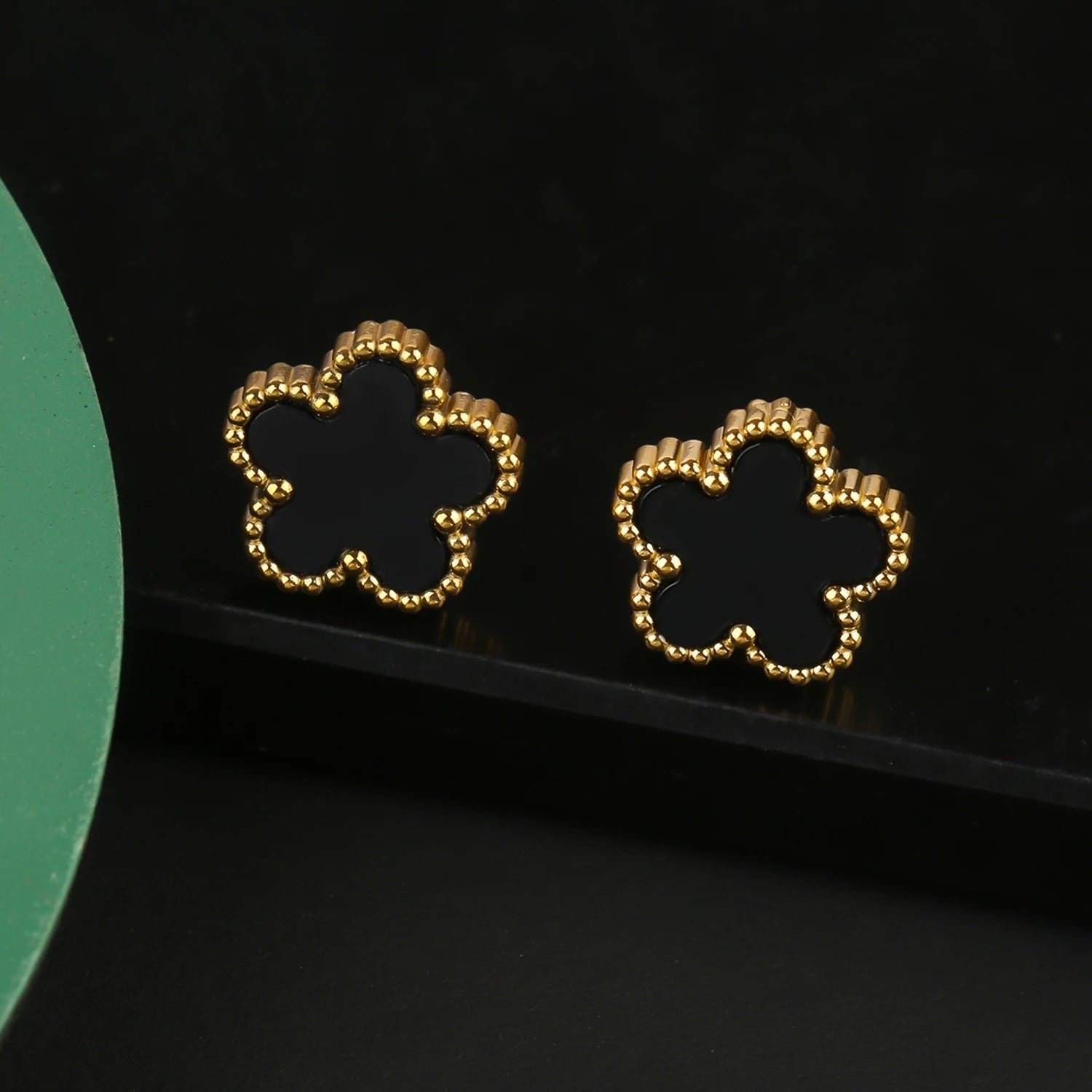 أقراط Van Cleef & Arpels بتصميم زهرة خماسية الأوراق