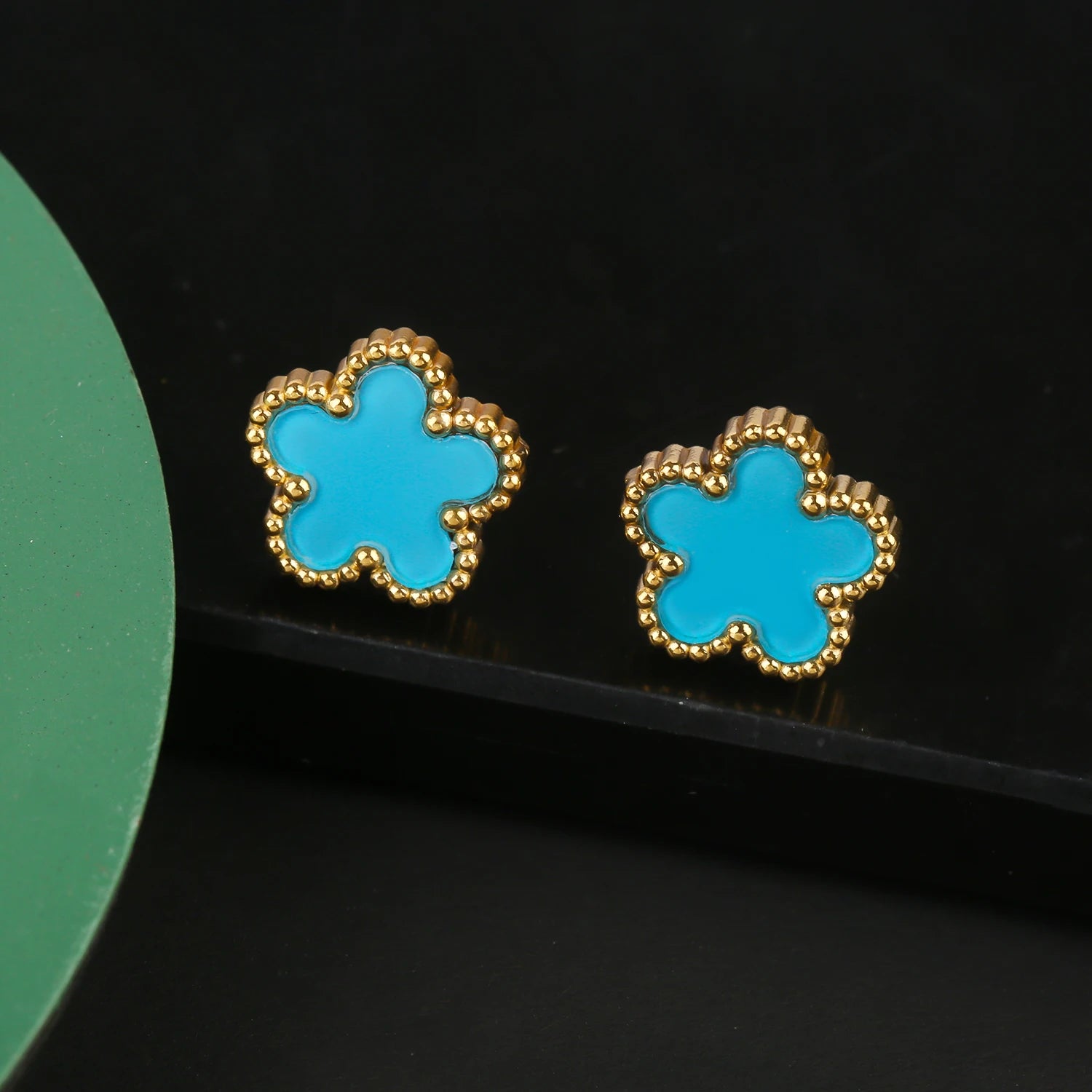 أقراط Van Cleef & Arpels بتصميم زهرة خماسية الأوراق