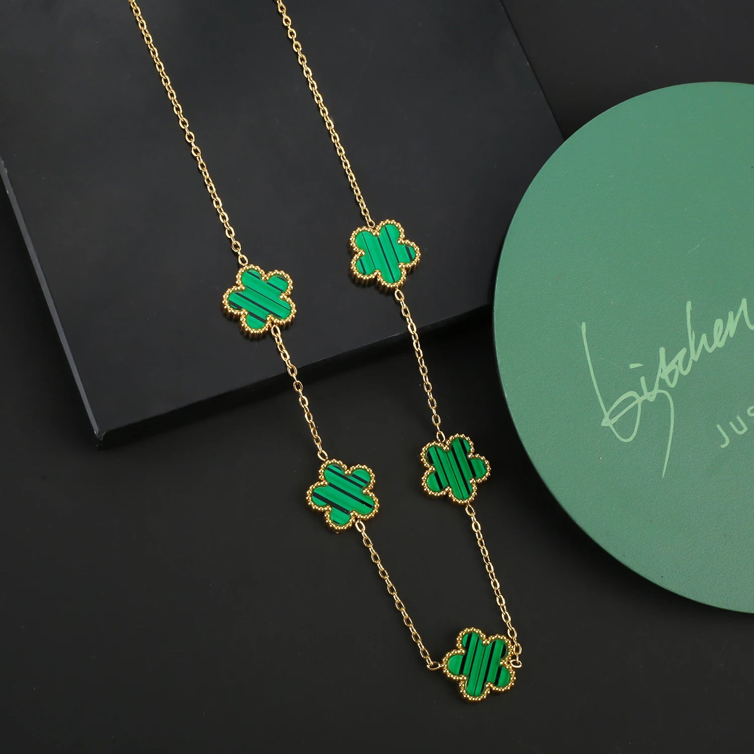 Van Cleef & Arpels قلادة بخمس زهور بتصميم الوردة