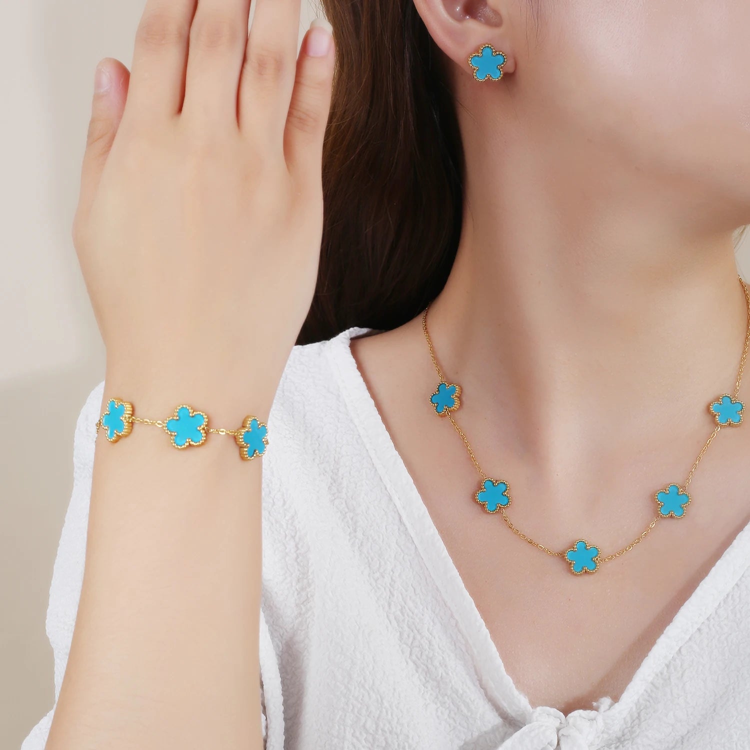 سوار Van Cleef & Arpels بتصميم زهرة خماسية الأوراق