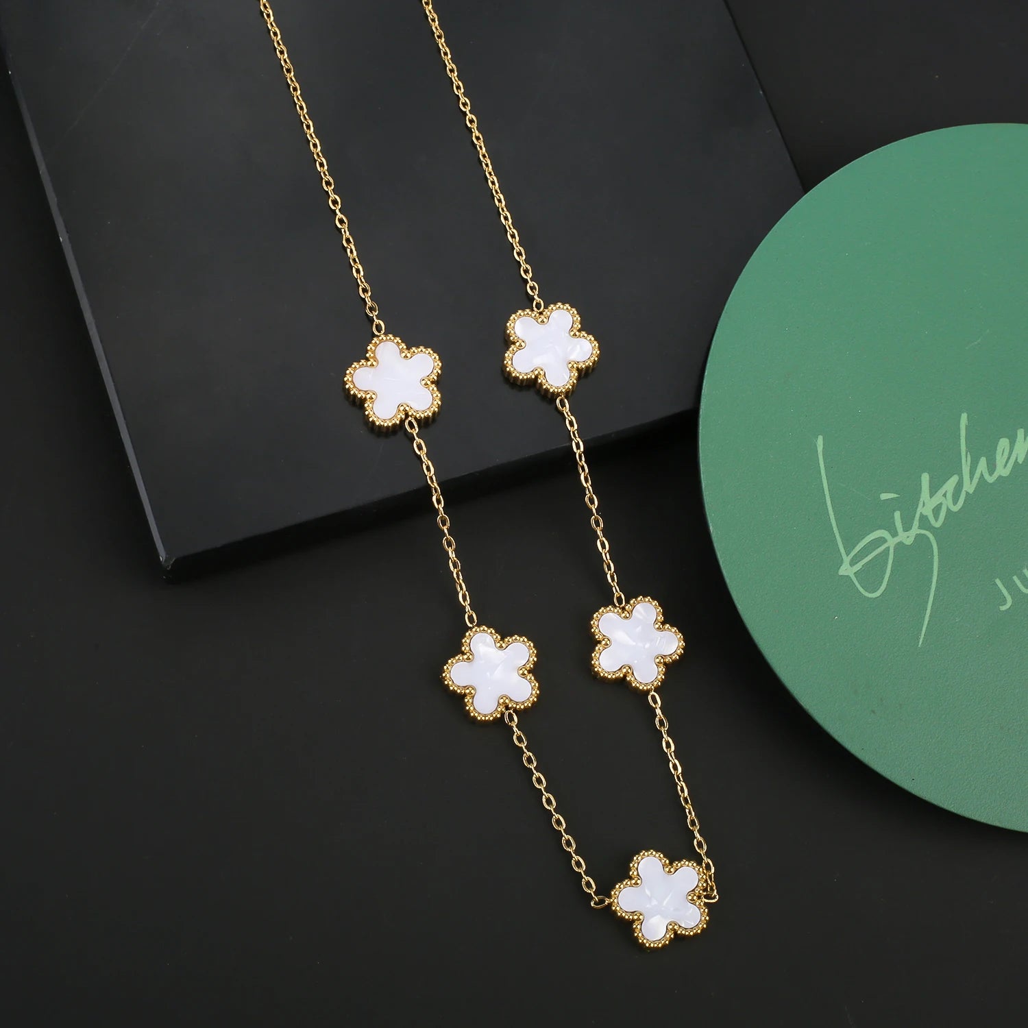 Van Cleef & Arpels قلادة بخمس زهور بتصميم الوردة