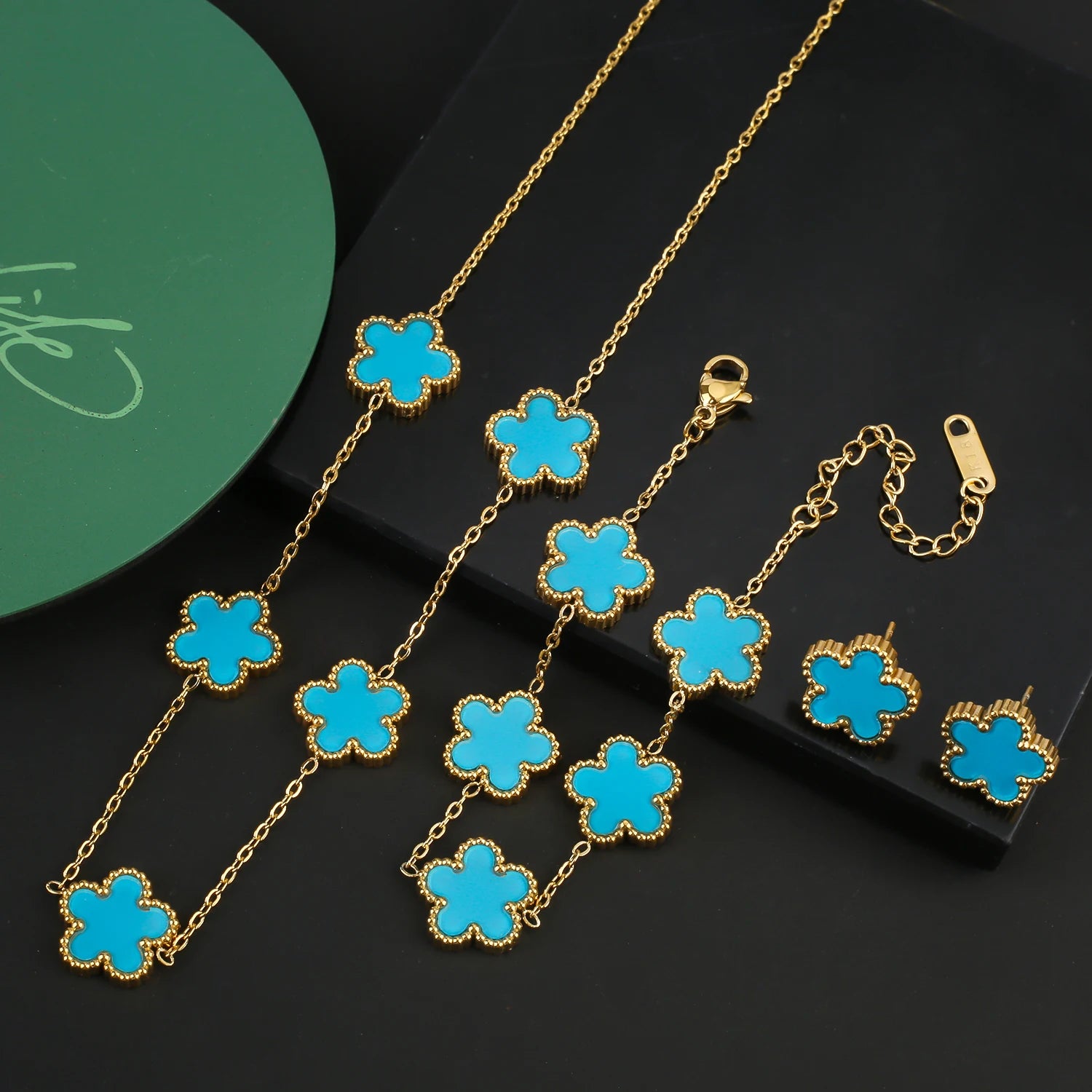 Van Cleef & Arpels طقم مجوهرات بنقوش زهور خماسية الأوراق