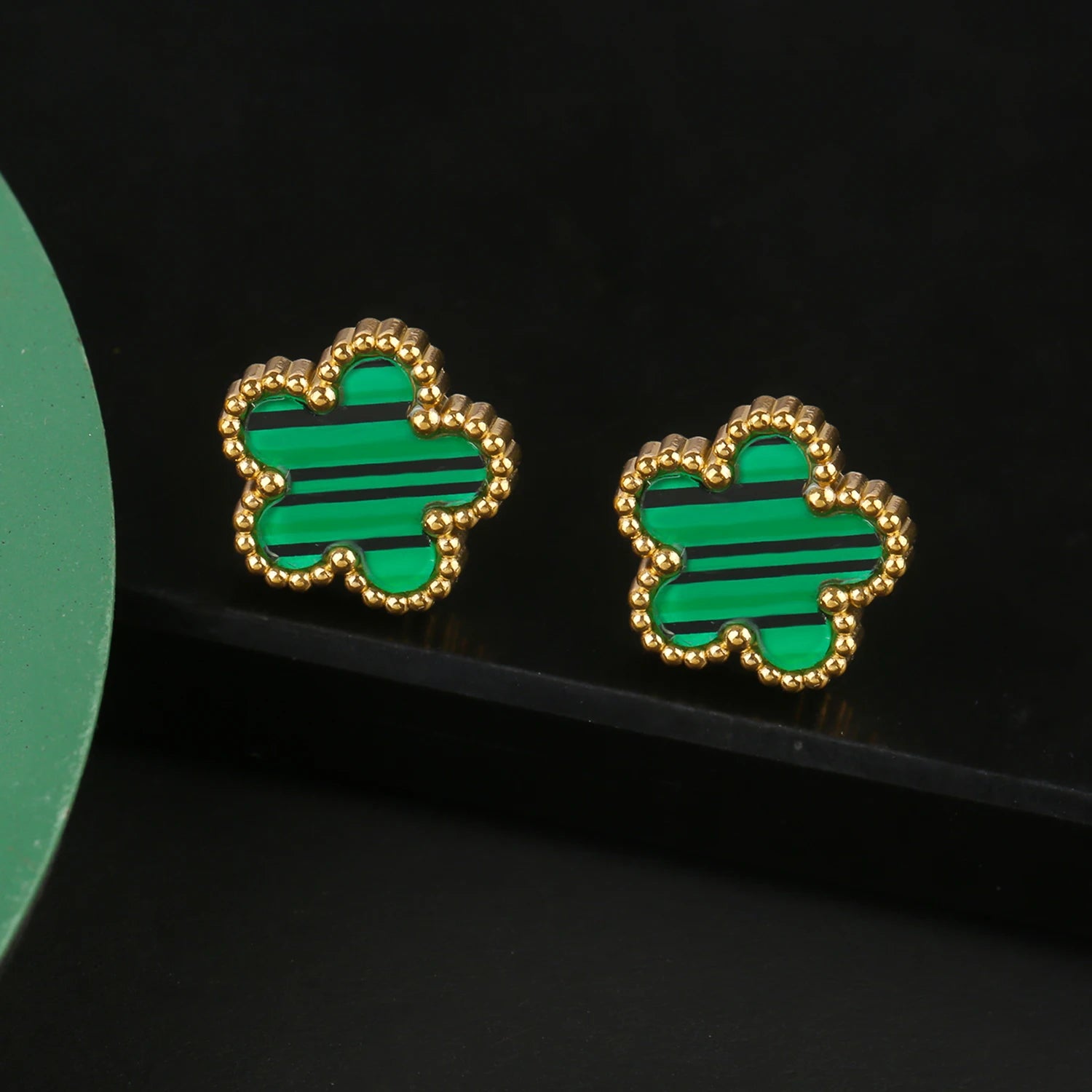 أقراط Van Cleef & Arpels بتصميم زهرة خماسية الأوراق