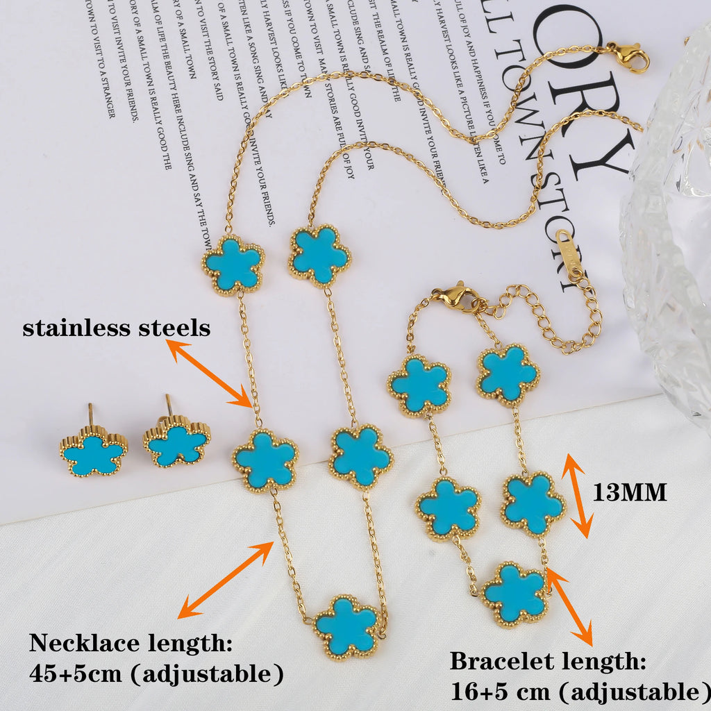 Van Cleef & Arpels طقم مجوهرات بنقوش زهور خماسية الأوراق
