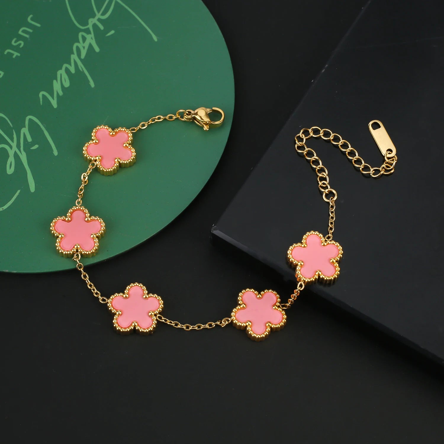سوار Van Cleef & Arpels بتصميم زهرة خماسية الأوراق