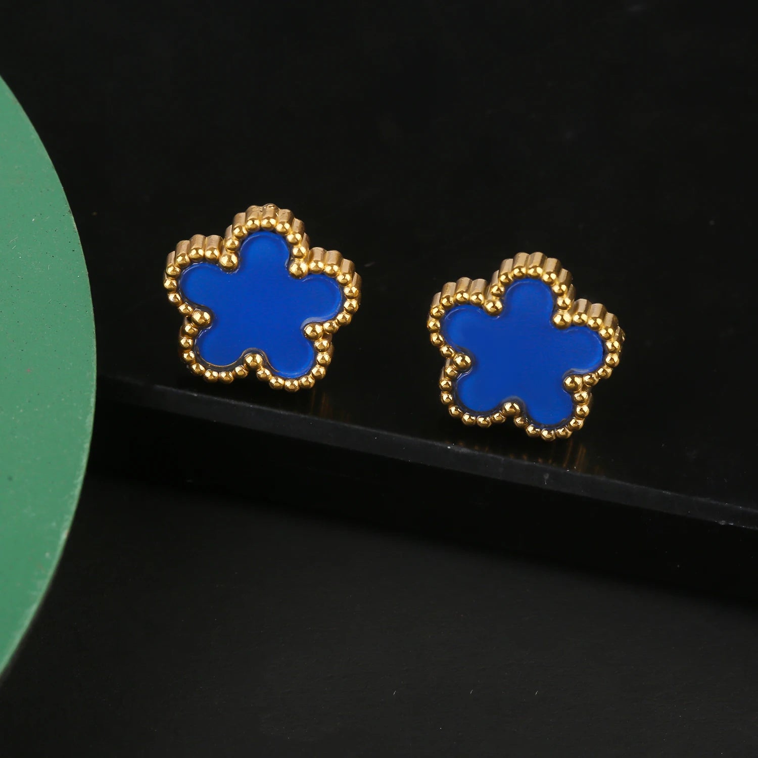 أقراط Van Cleef & Arpels بتصميم زهرة خماسية الأوراق