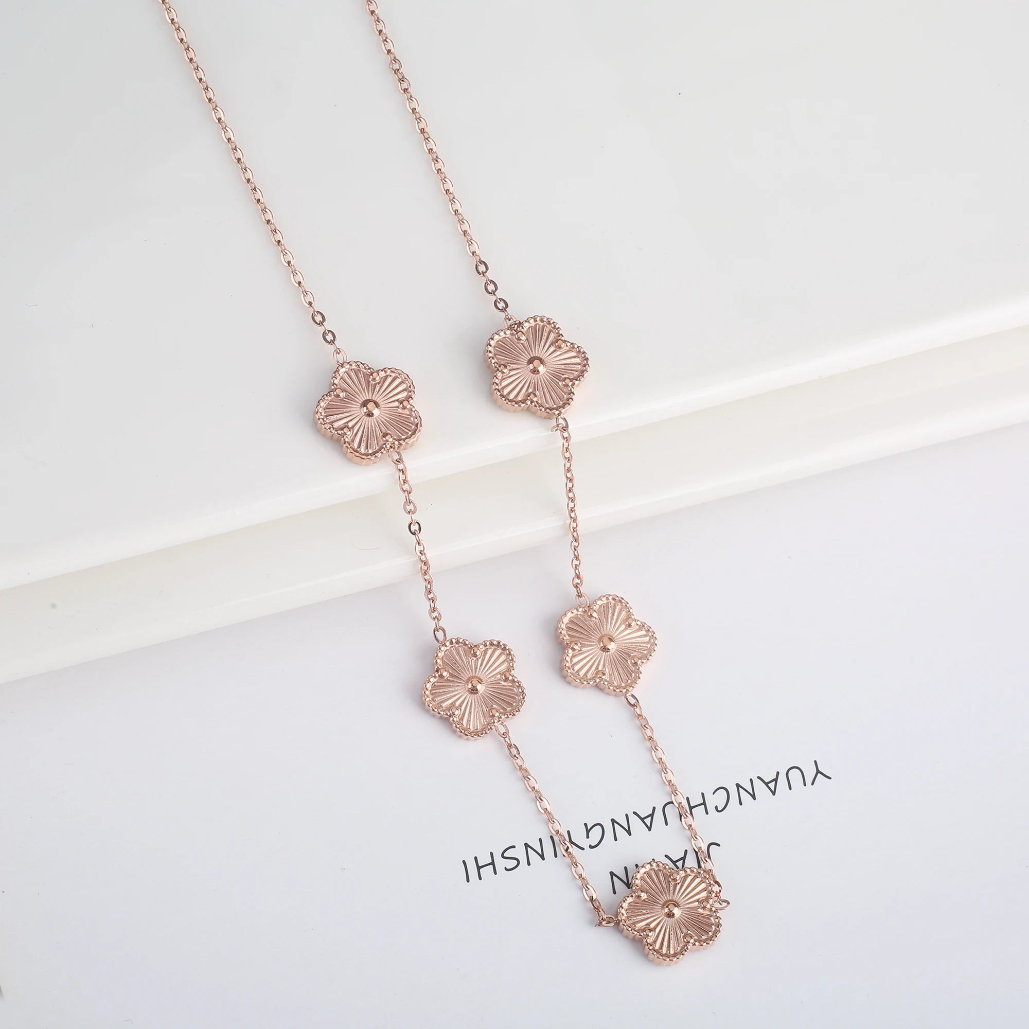 Van Cleef & Arpels قلادة بخمس زهور بتصميم الوردة