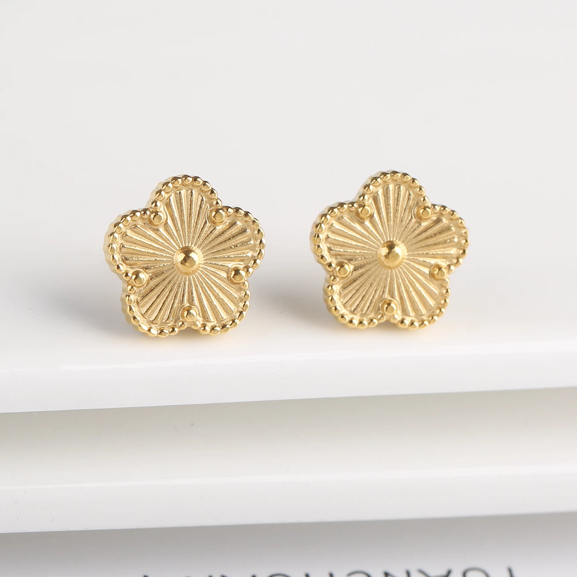 أقراط Van Cleef & Arpels بتصميم زهرة خماسية الأوراق