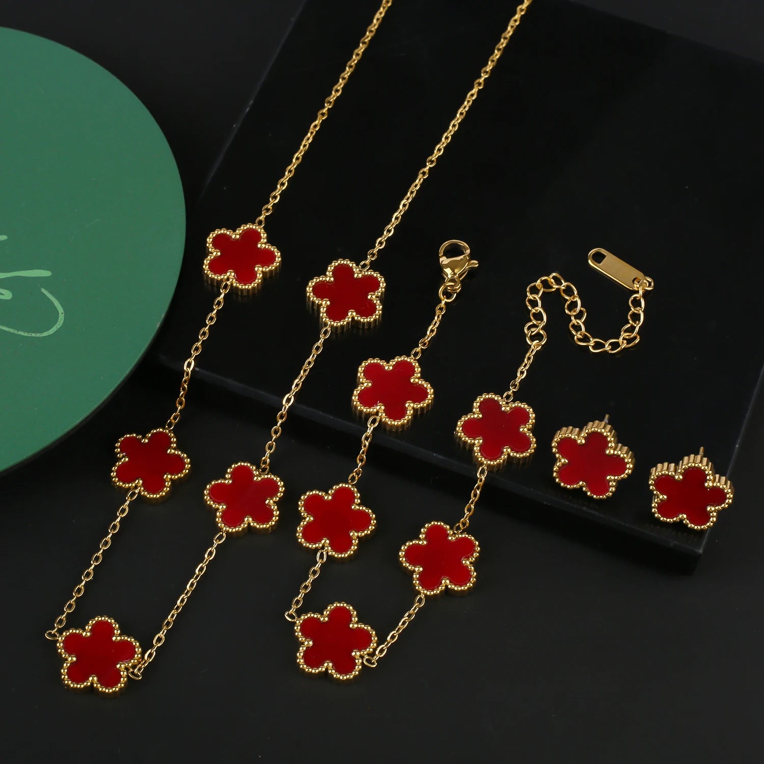Van Cleef & Arpels طقم مجوهرات بنقوش زهور خماسية الأوراق