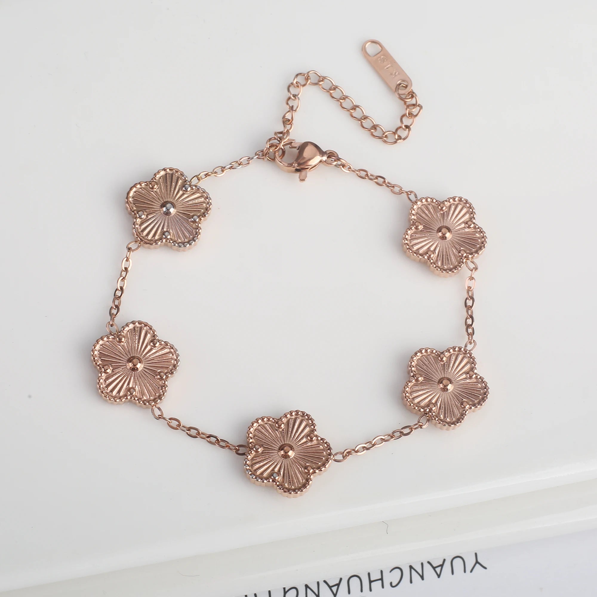 سوار Van Cleef & Arpels بتصميم زهرة خماسية الأوراق