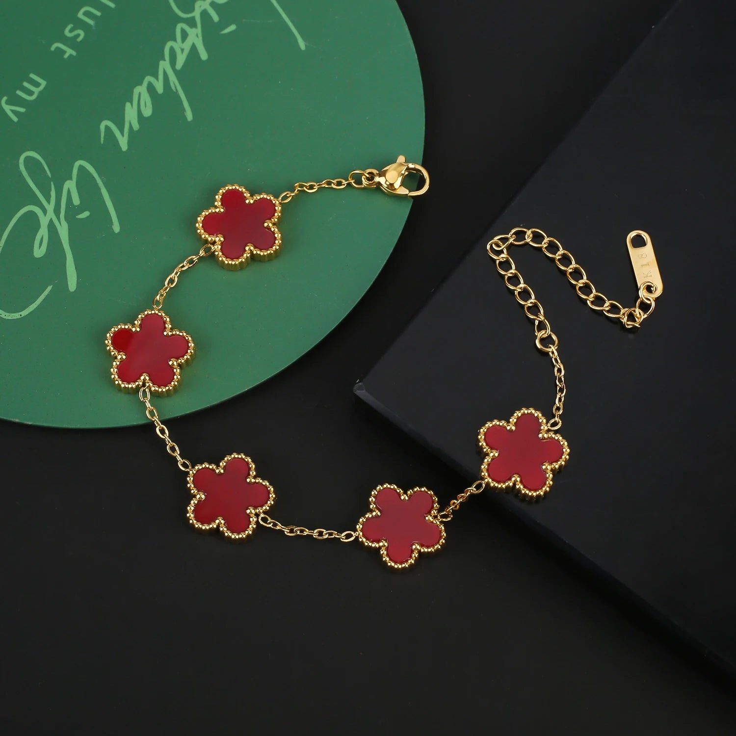 سوار Van Cleef & Arpels بتصميم زهرة خماسية الأوراق