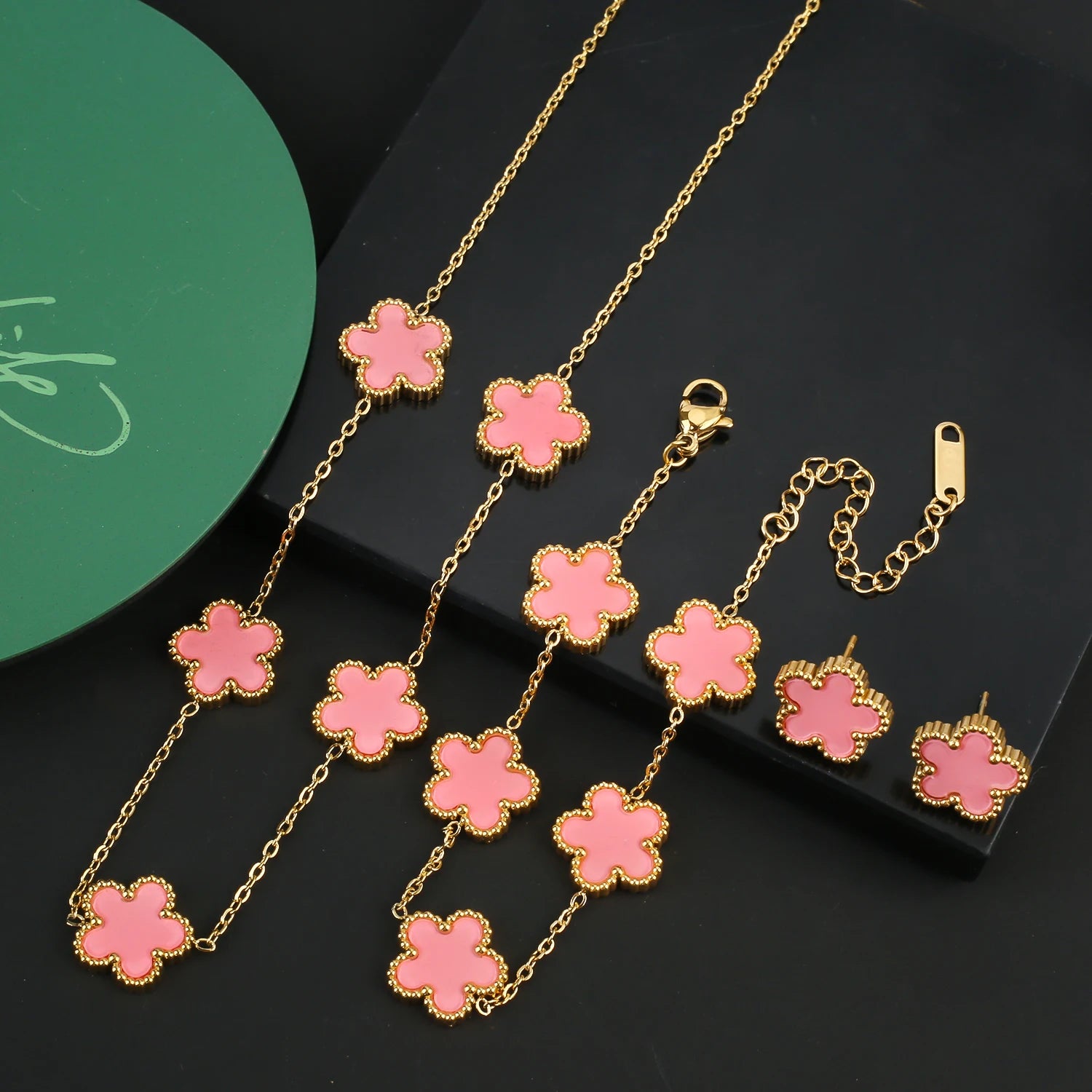 Van Cleef & Arpels طقم مجوهرات بنقوش زهور خماسية الأوراق