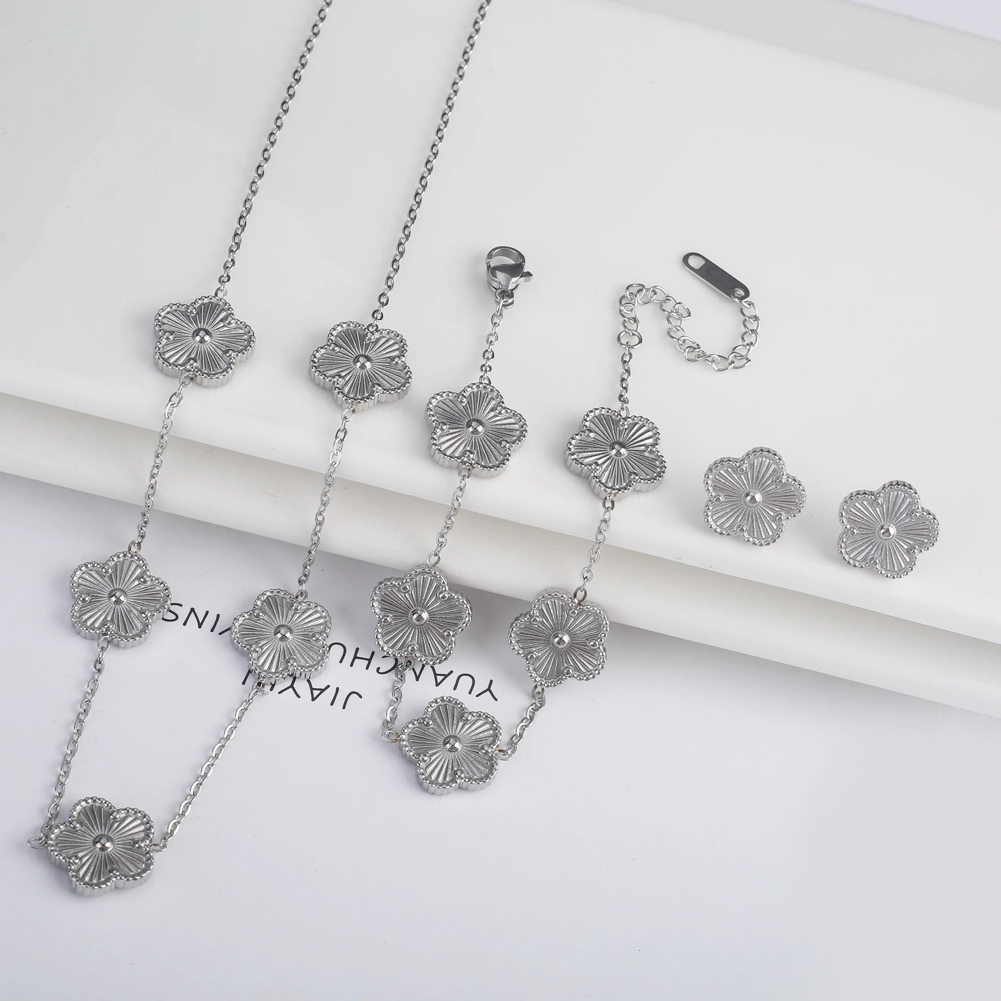 Van Cleef & Arpels طقم مجوهرات بنقوش زهور خماسية الأوراق