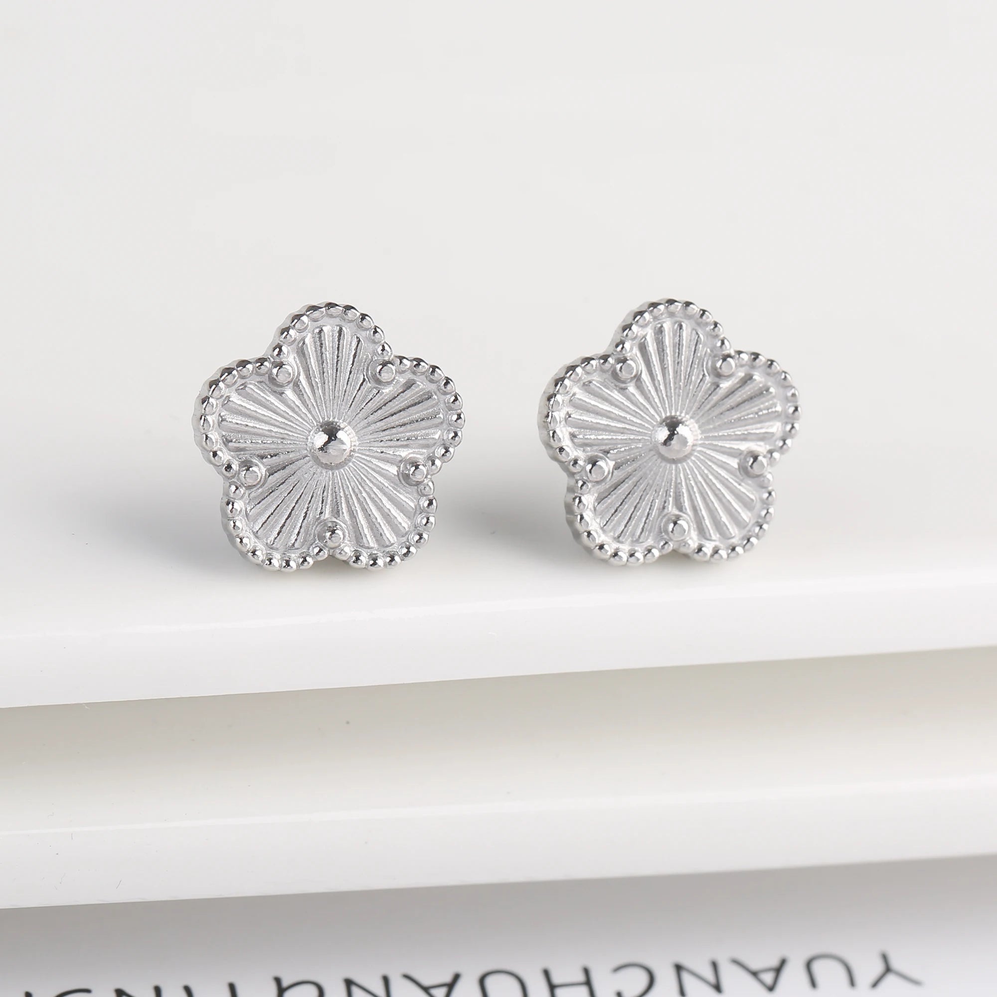 أقراط Van Cleef & Arpels بتصميم زهرة خماسية الأوراق