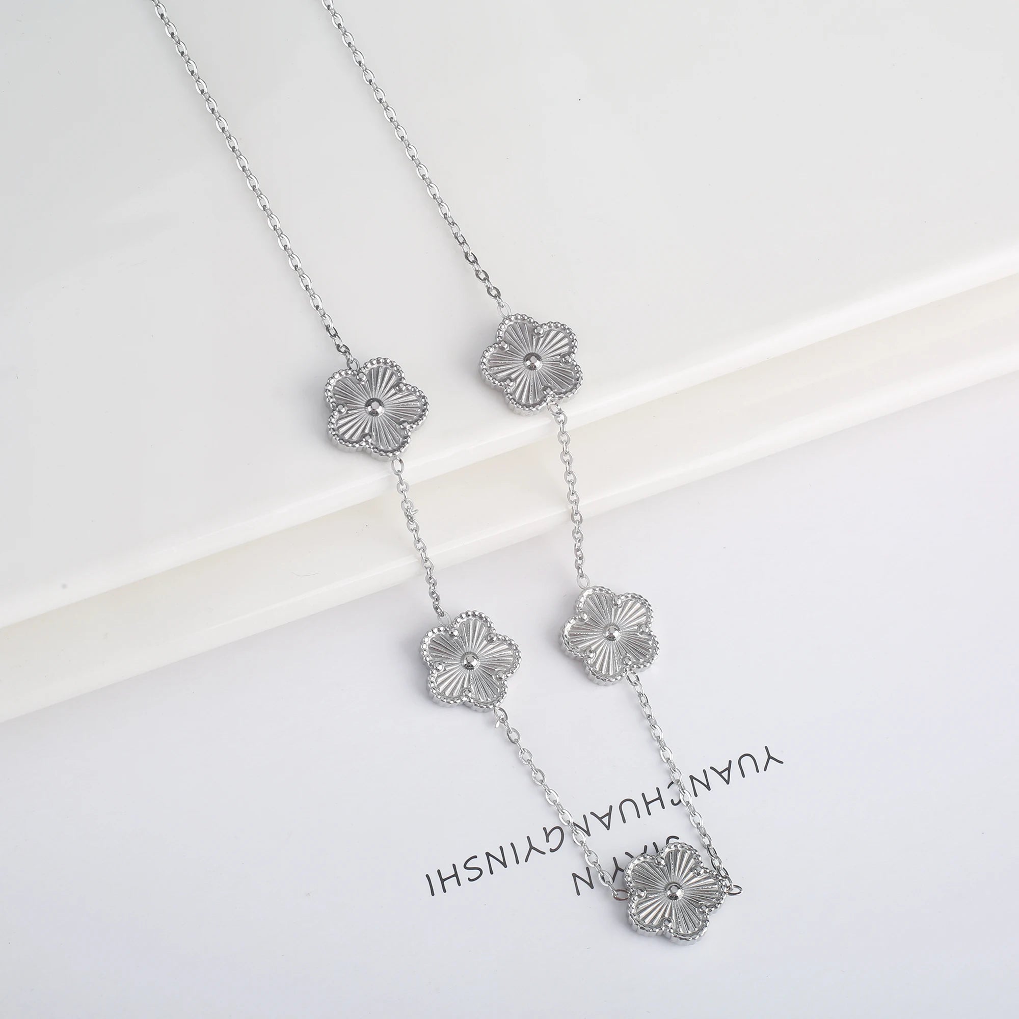 Van Cleef & Arpels قلادة بخمس زهور بتصميم الوردة
