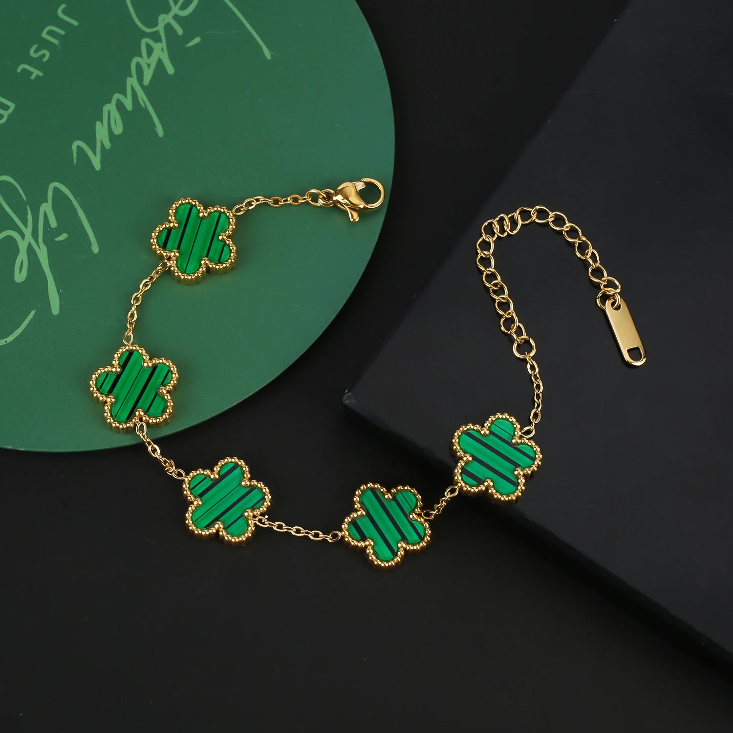 سوار Van Cleef & Arpels بتصميم زهرة خماسية الأوراق
