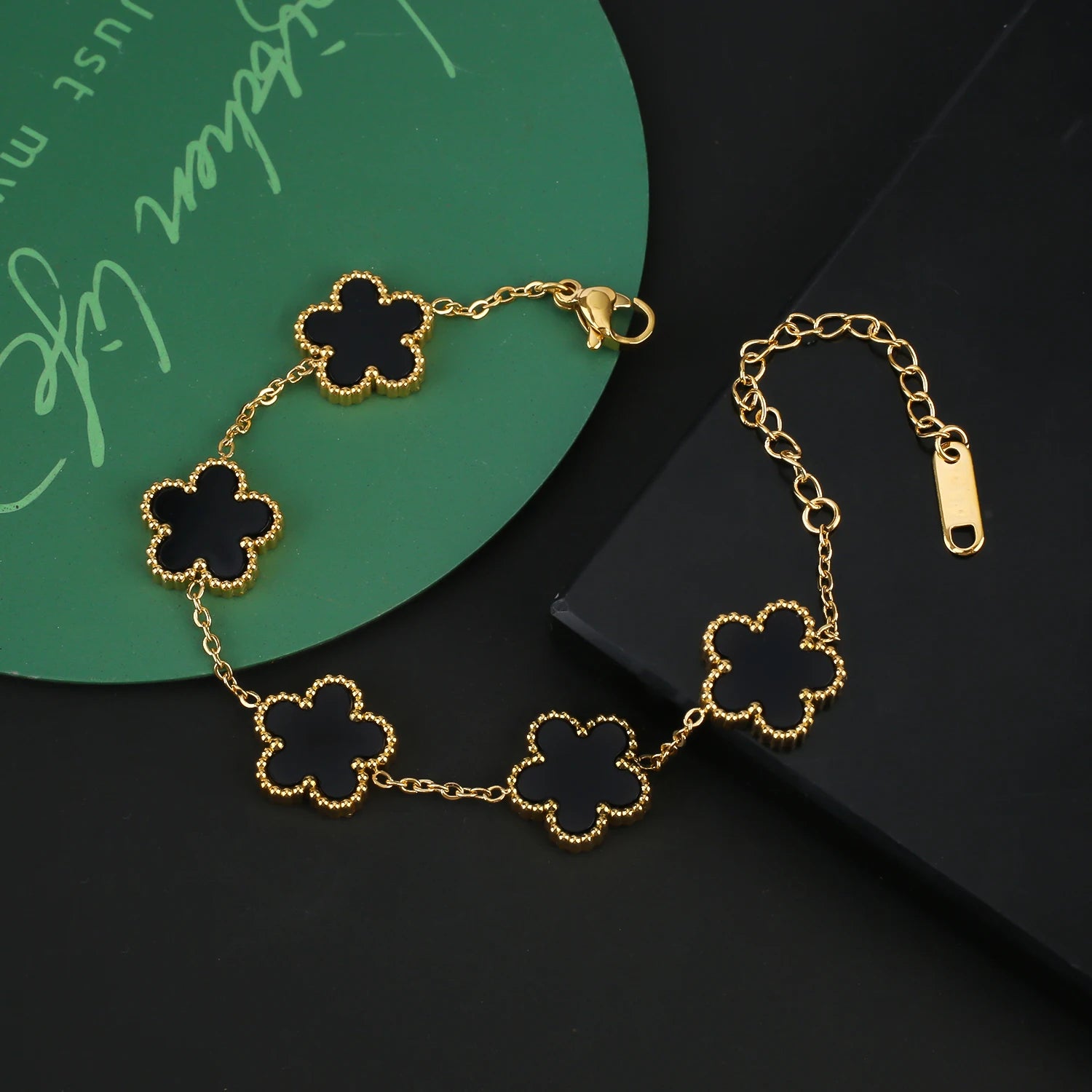 سوار Van Cleef & Arpels بتصميم زهرة خماسية الأوراق