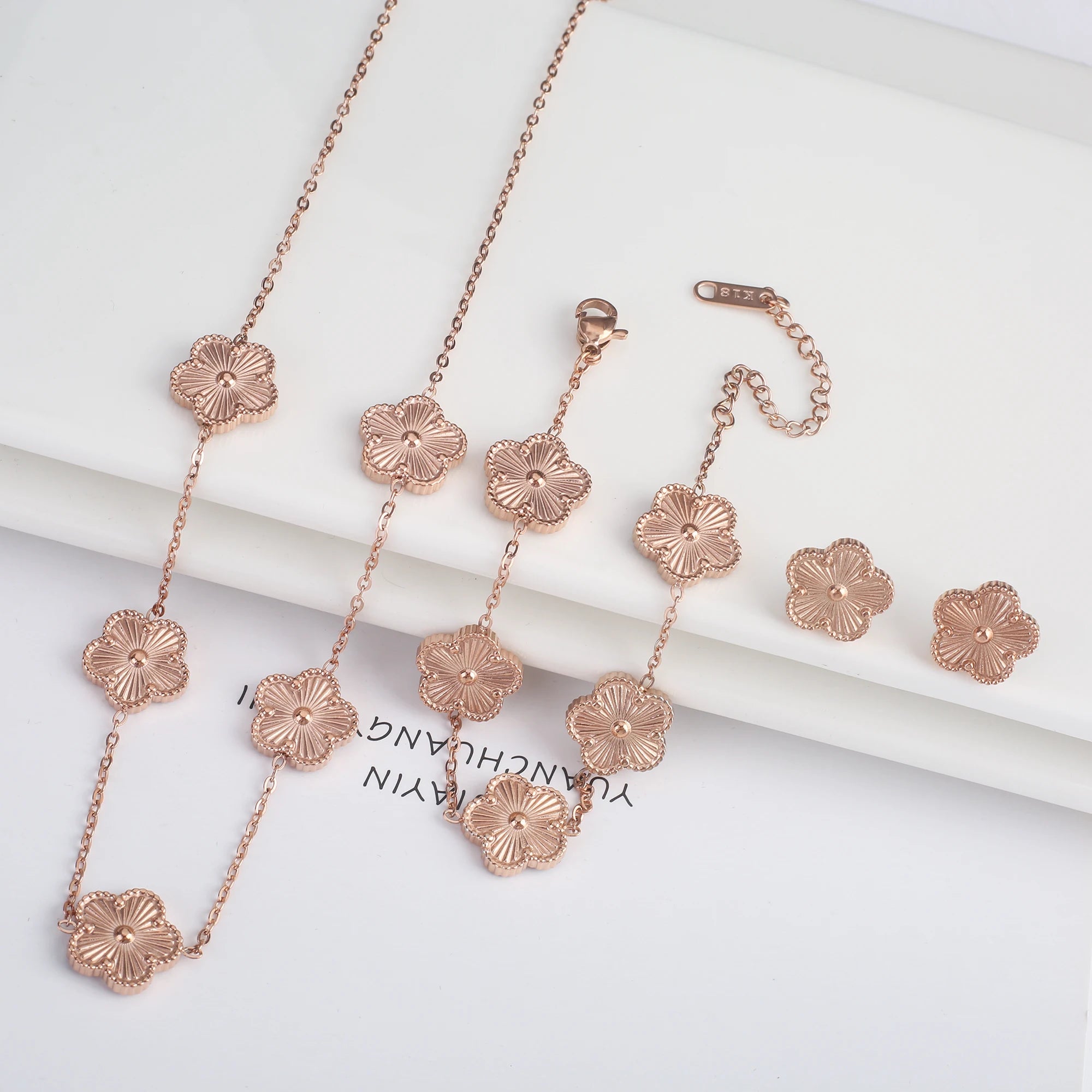Van Cleef & Arpels طقم مجوهرات بنقوش زهور خماسية الأوراق