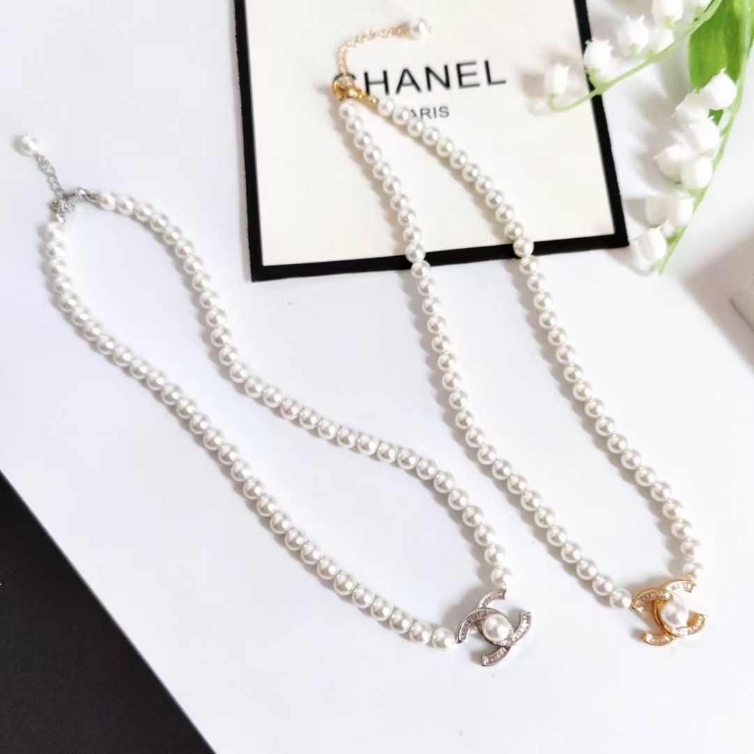 عقد وأقراط CHANEL