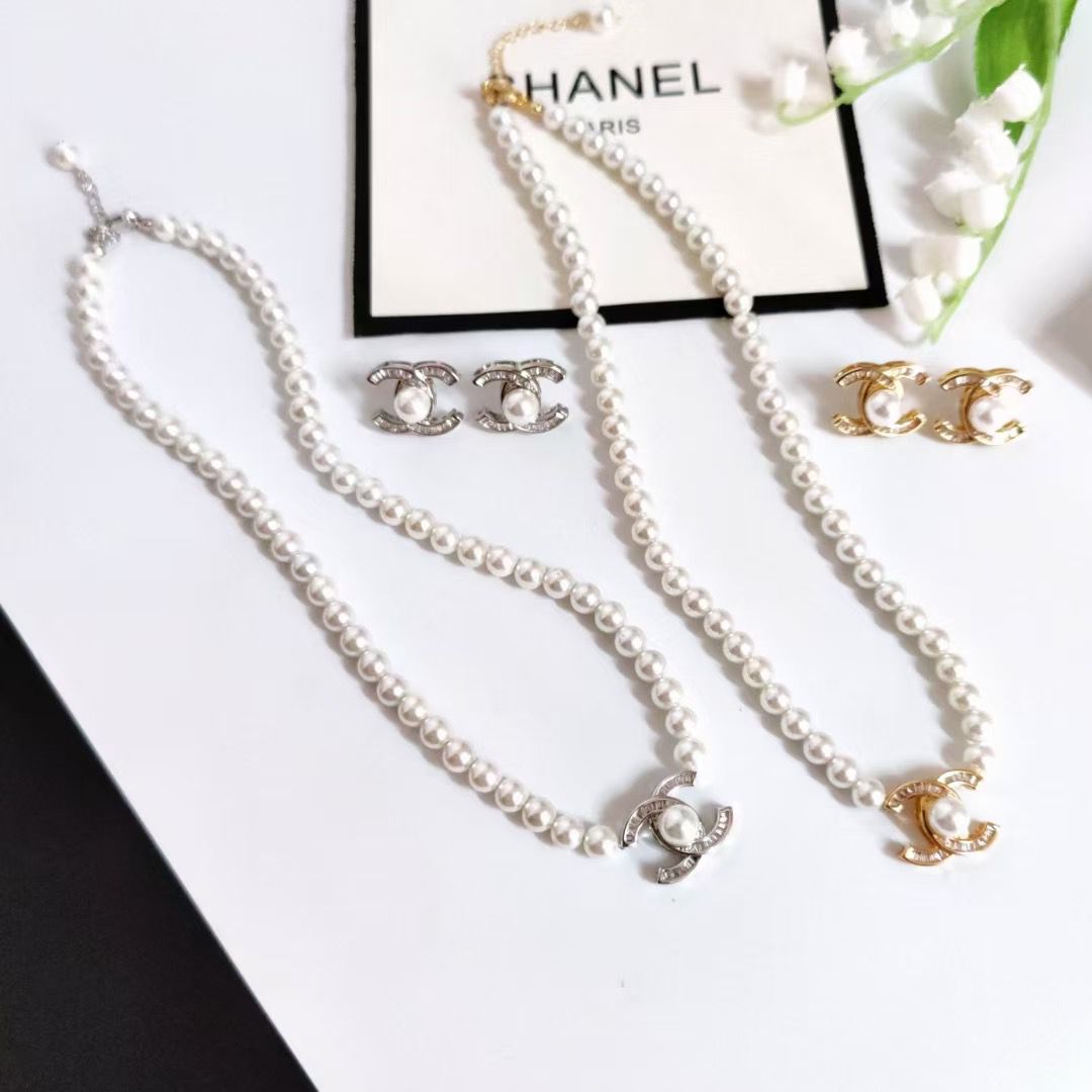 عقد وأقراط CHANEL