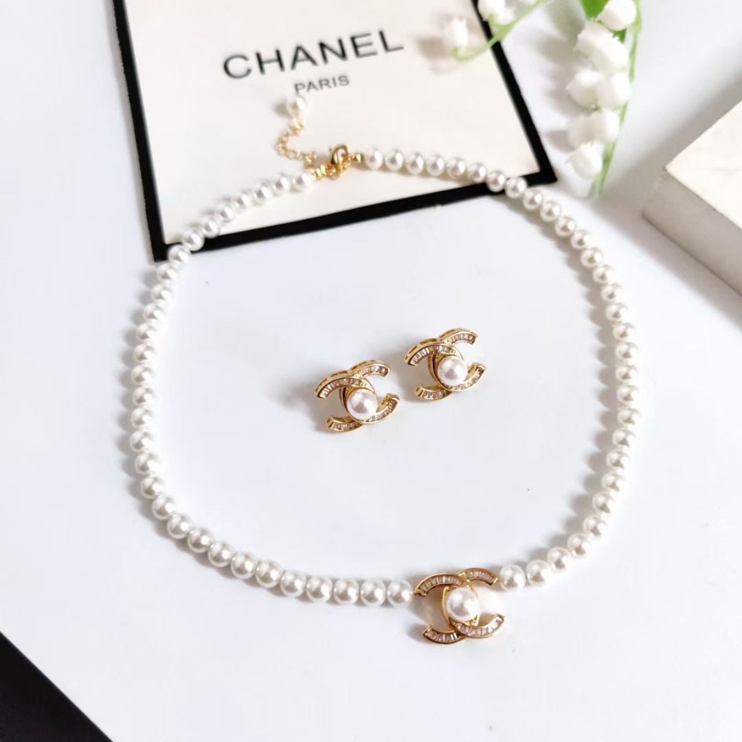 عقد وأقراط CHANEL