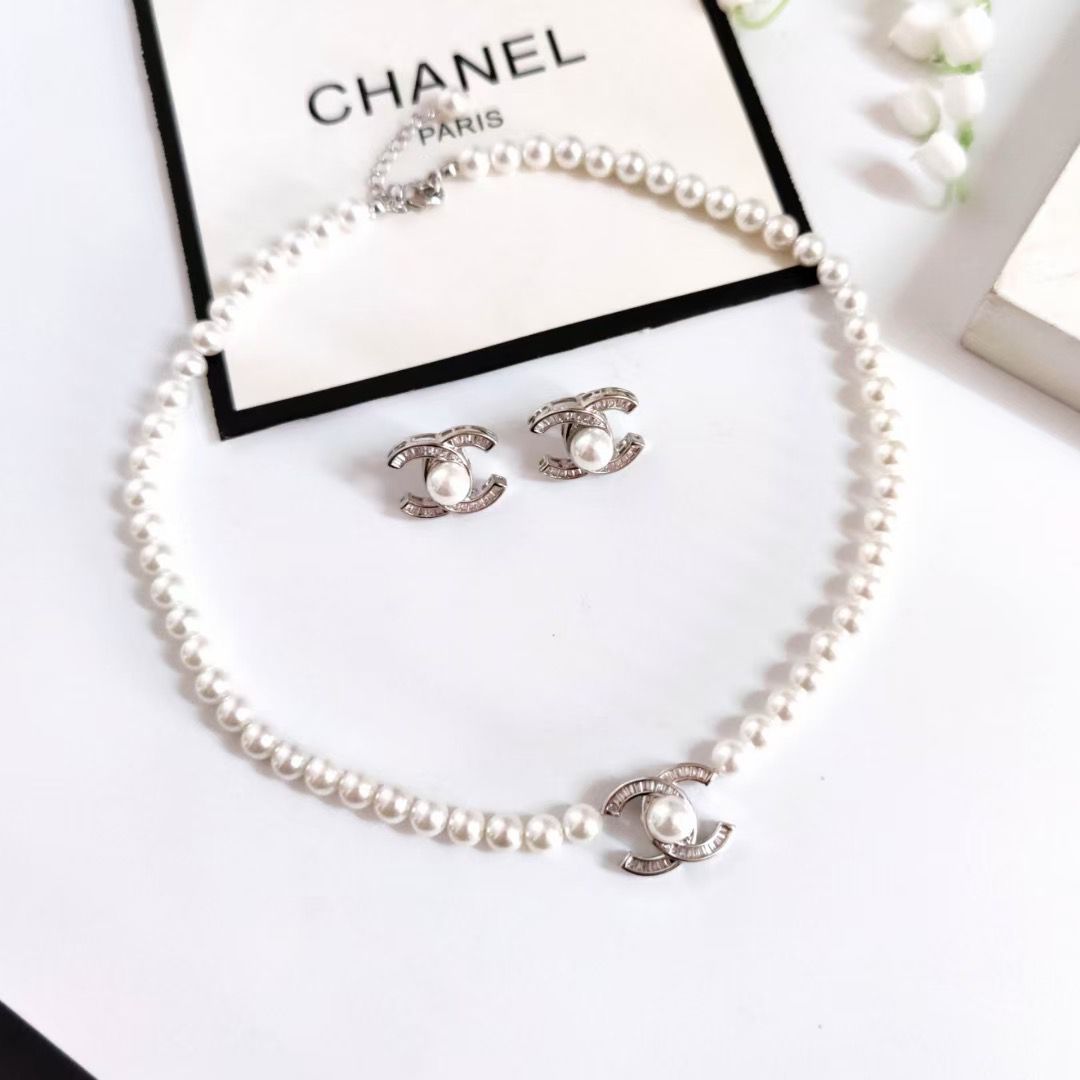 عقد وأقراط CHANEL