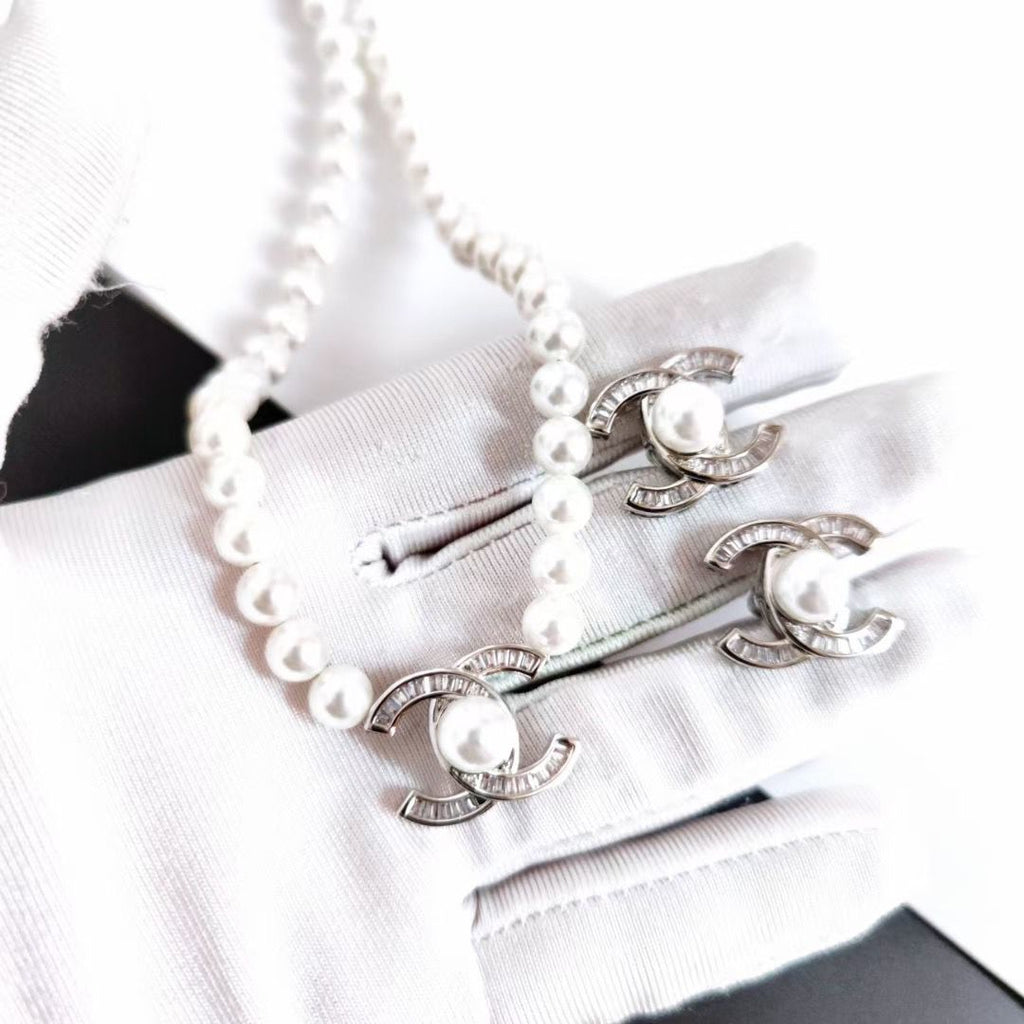 عقد وأقراط CHANEL