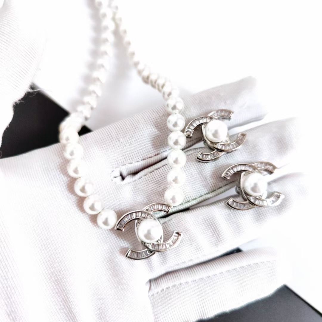 عقد وأقراط CHANEL