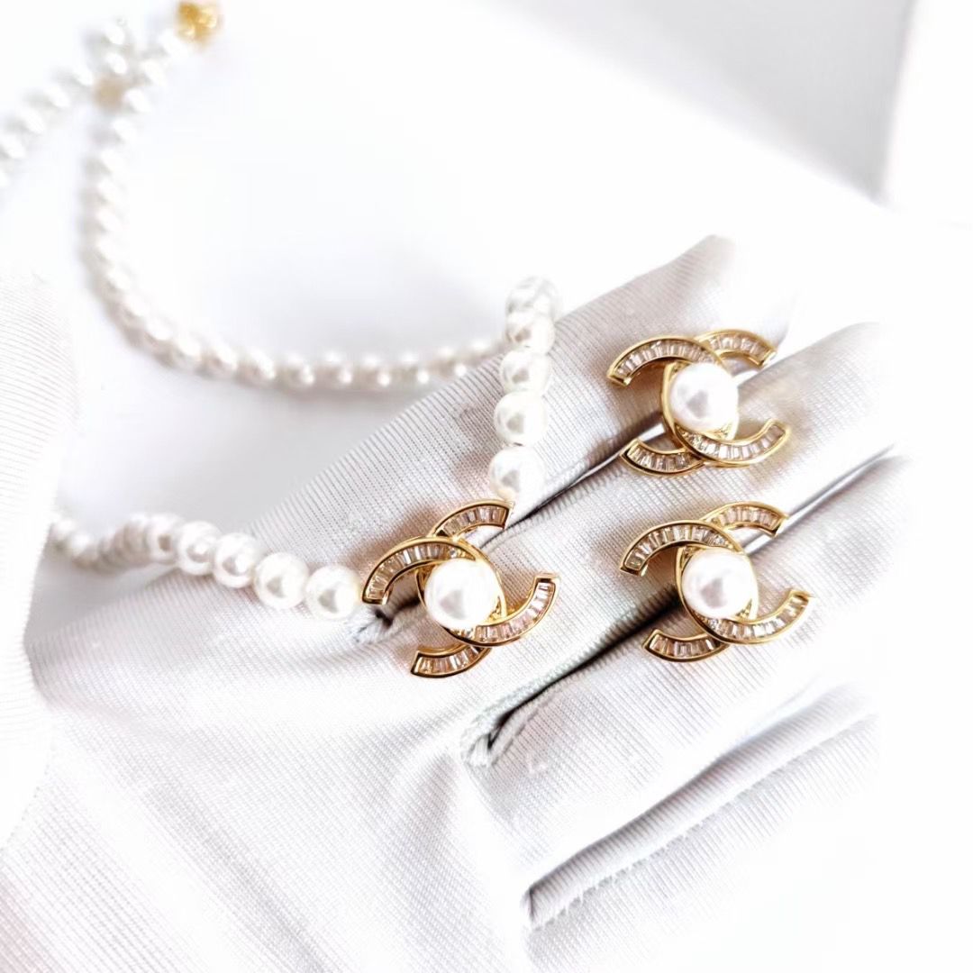 عقد وأقراط CHANEL